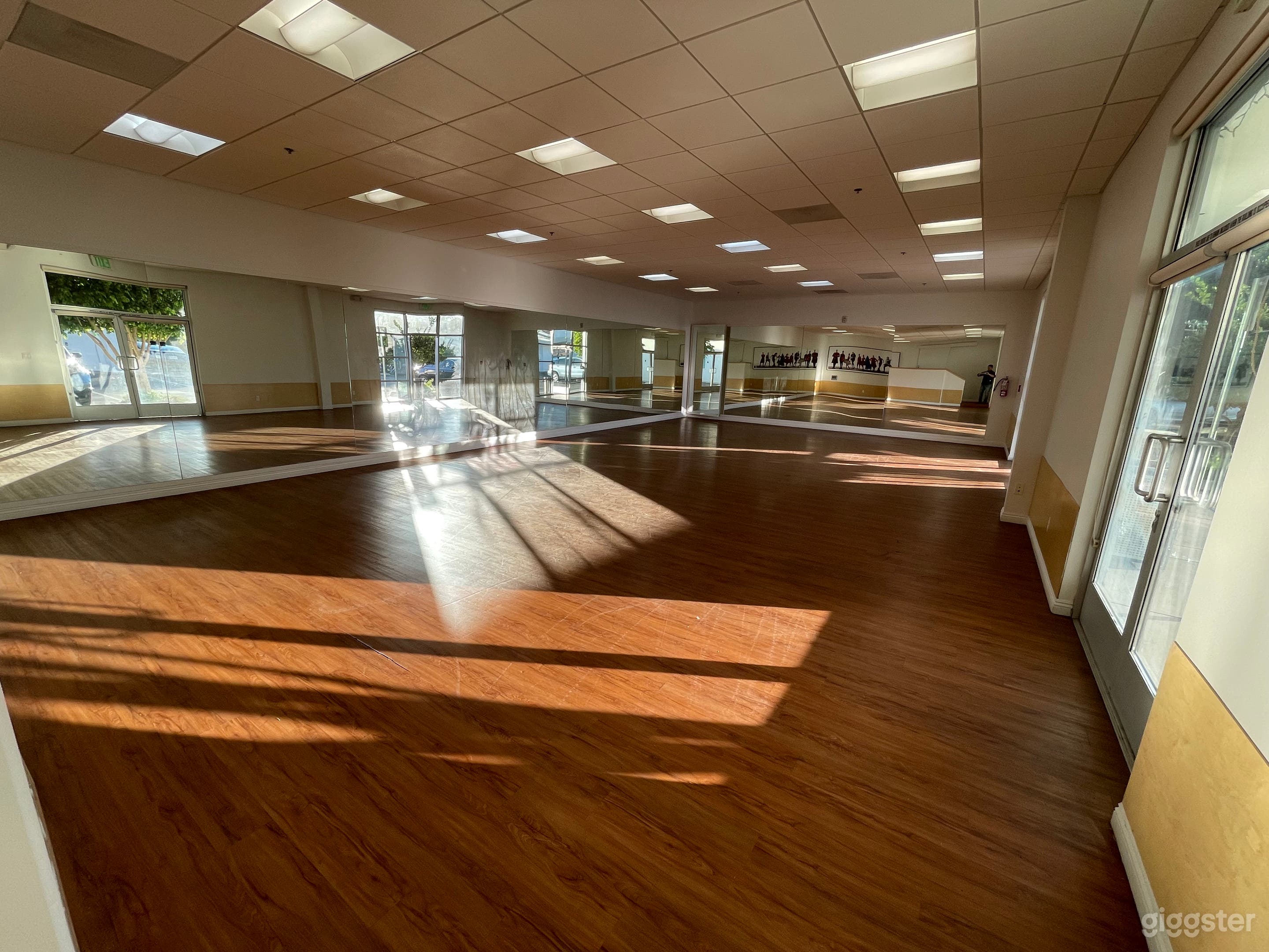 Studio A – Vinyl Floor with Mirrors Photo 2