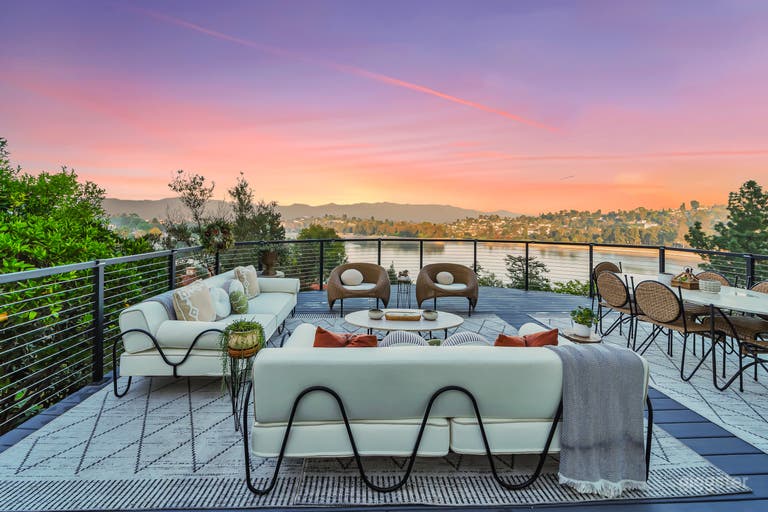  Modern Hillside Home With Expansive Silverlake Views 