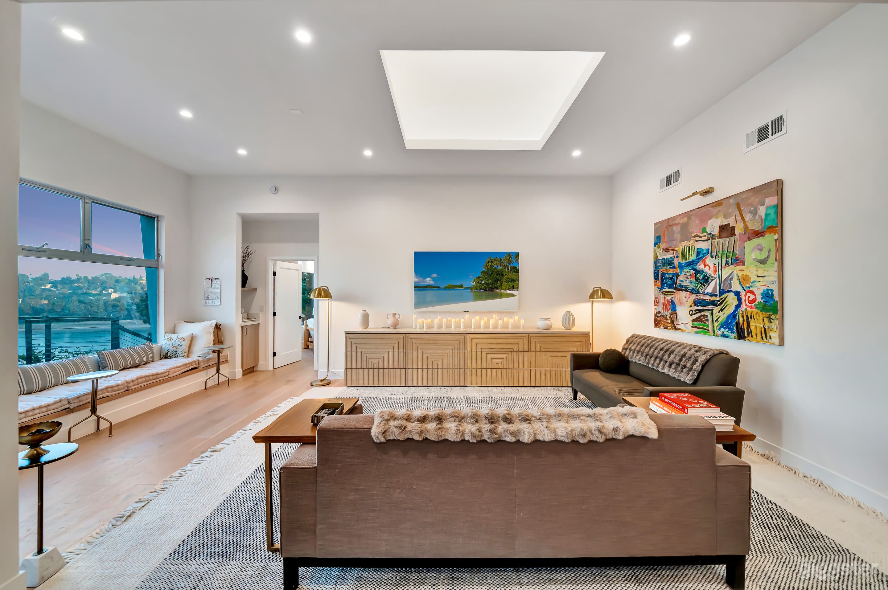 Modern Lakeside Home w/ Panoramic Views Photo 2