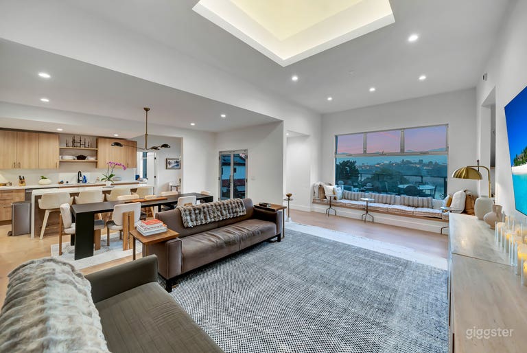  Modern Hillside Home With Expansive Silverlake Views 