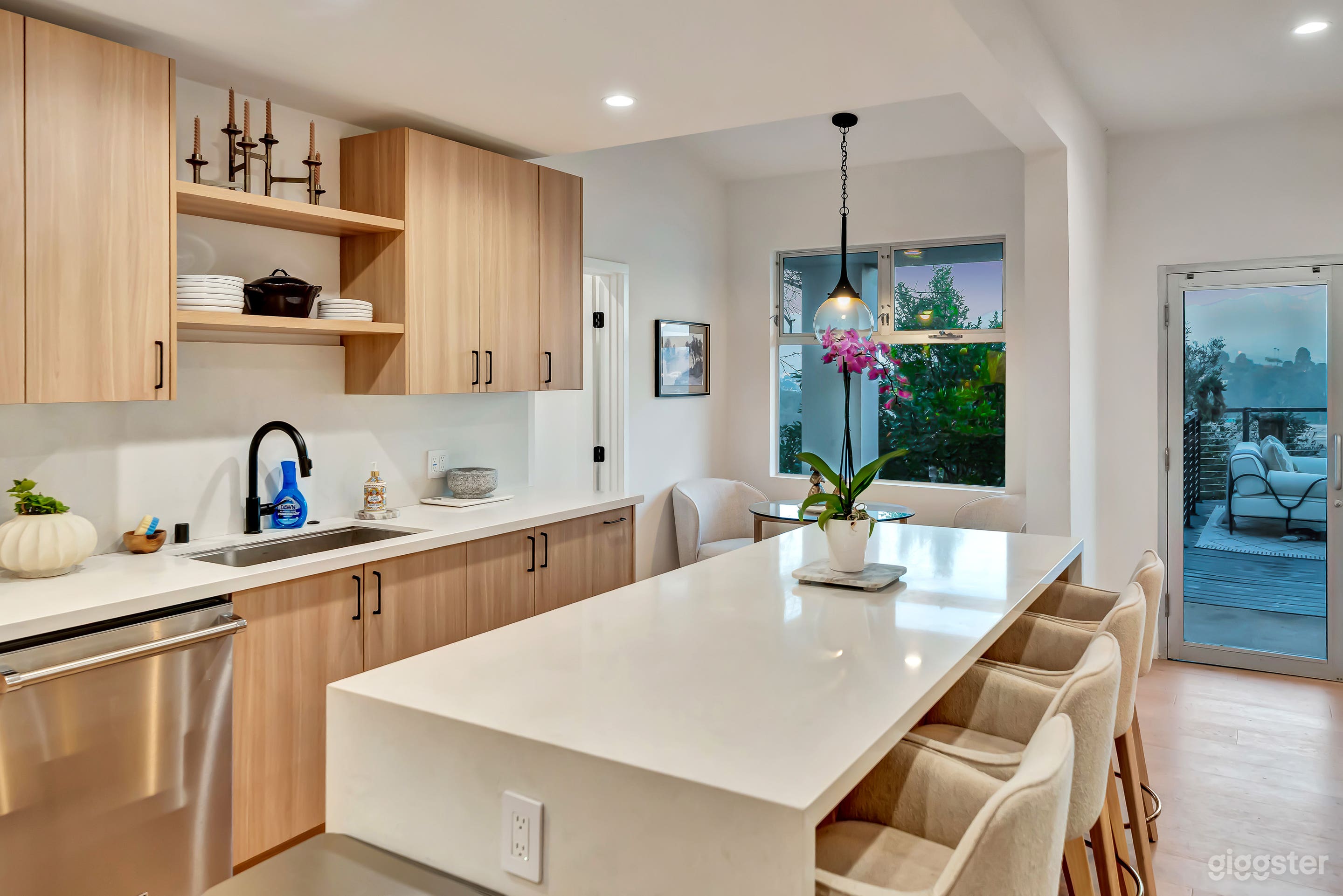 Modern Lakeside Home w/ Panoramic Views Photo 3