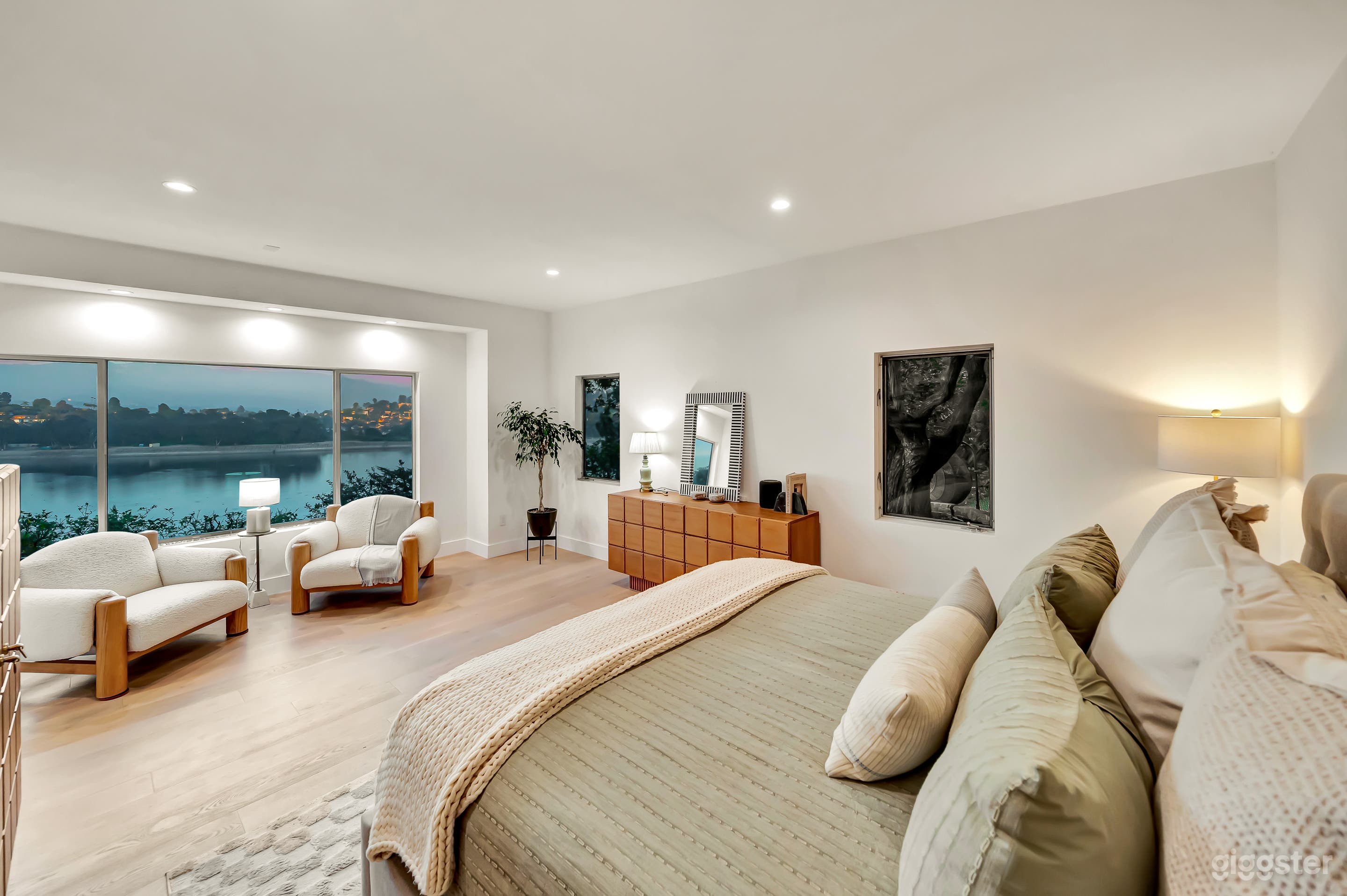 Modern Hillside Home With Expansive Silverlake Views Photo 4