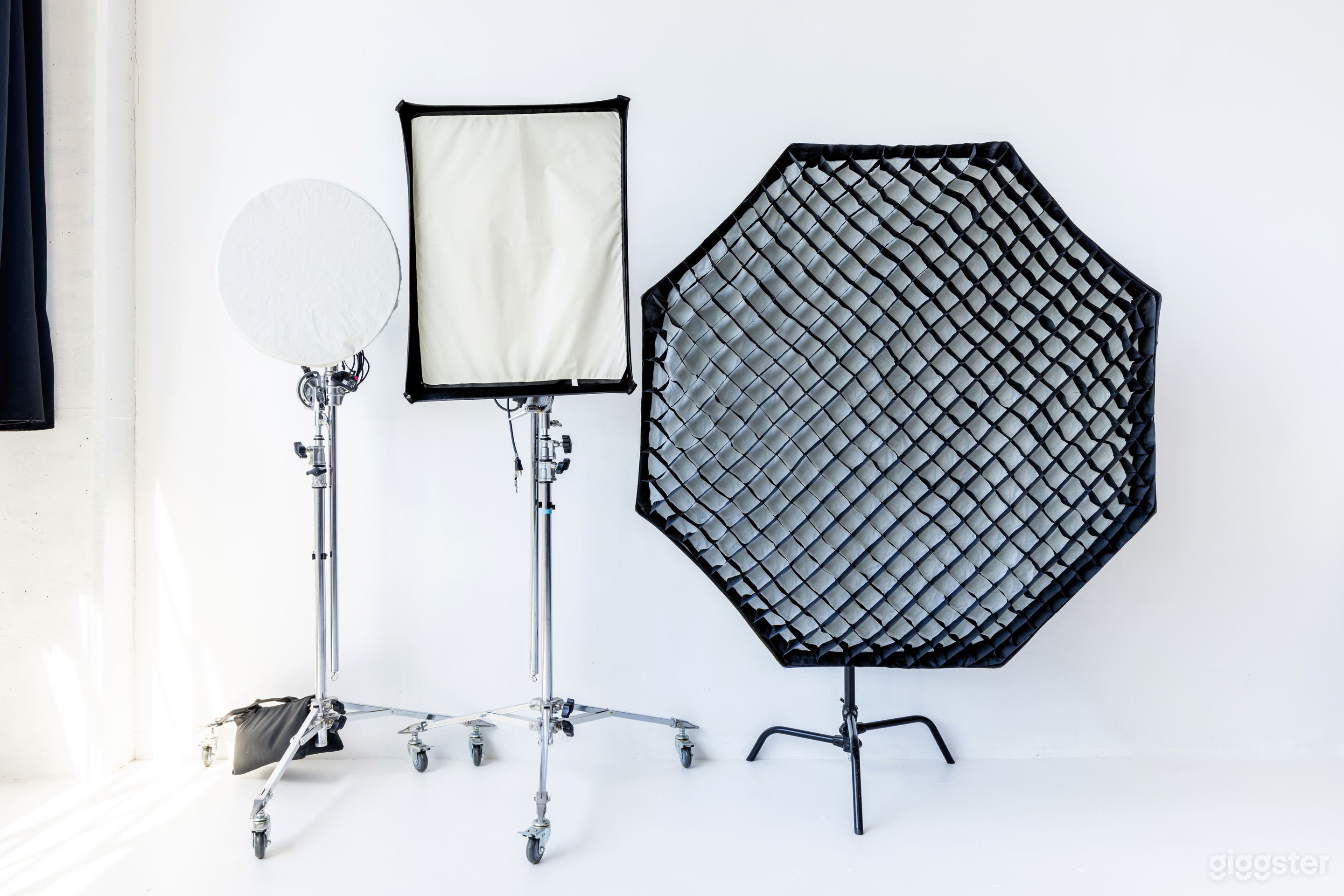 Natural Light Studio with Sweeping Manhattan View Photo 3