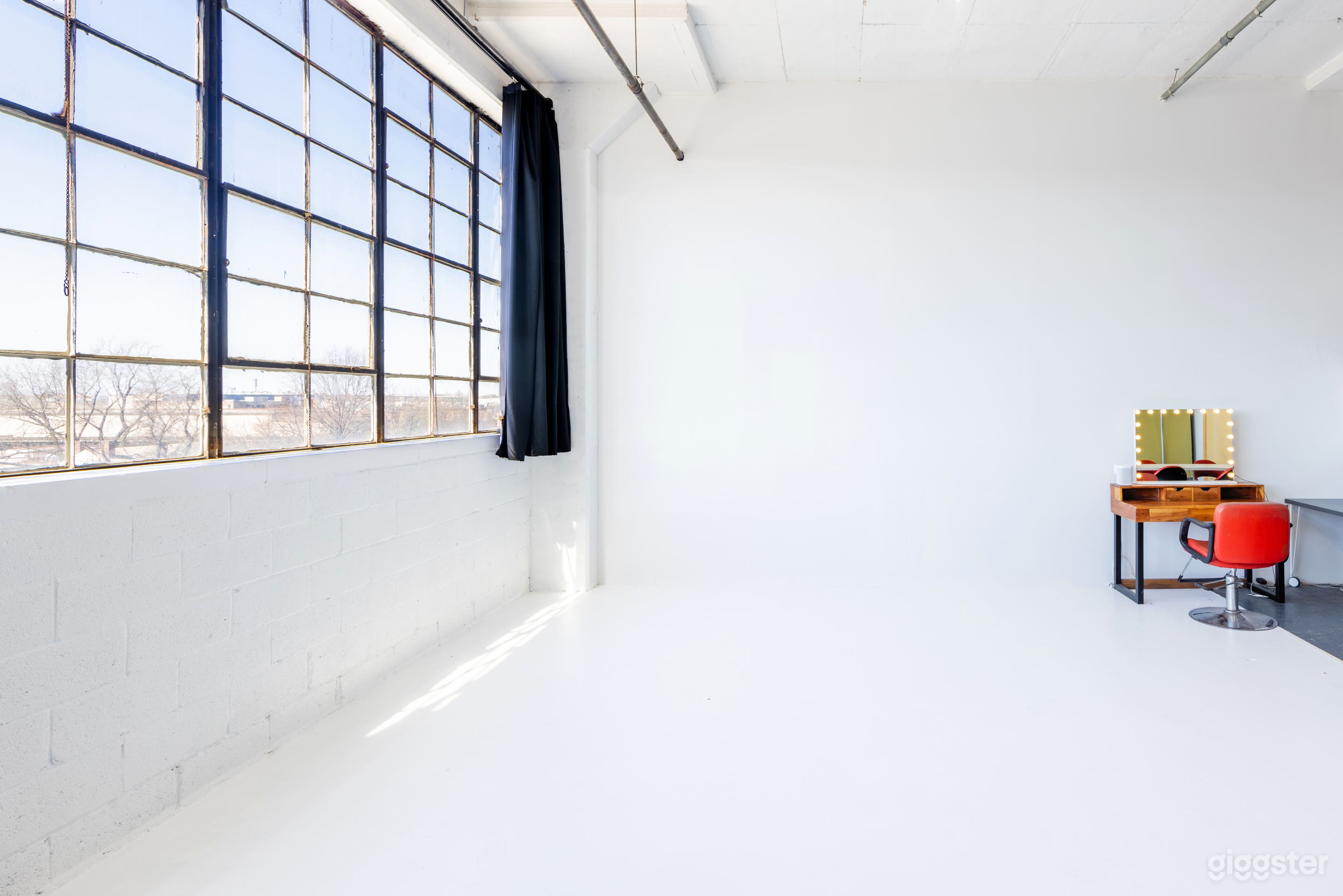 Natural Light Studio with Sweeping Manhattan View Photo 2