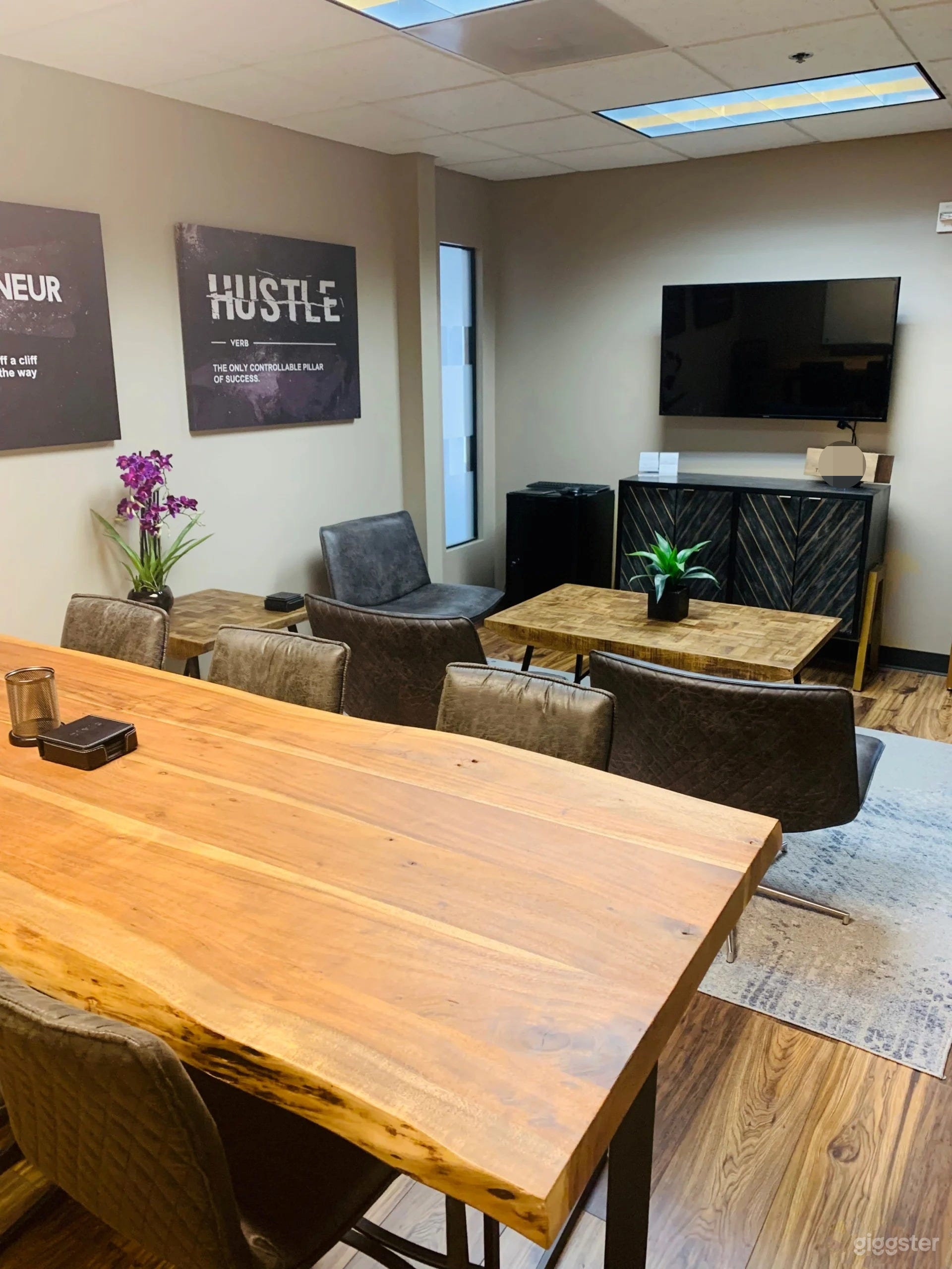 Professional Office Lounge for Meetings & Gatherings Photo 3