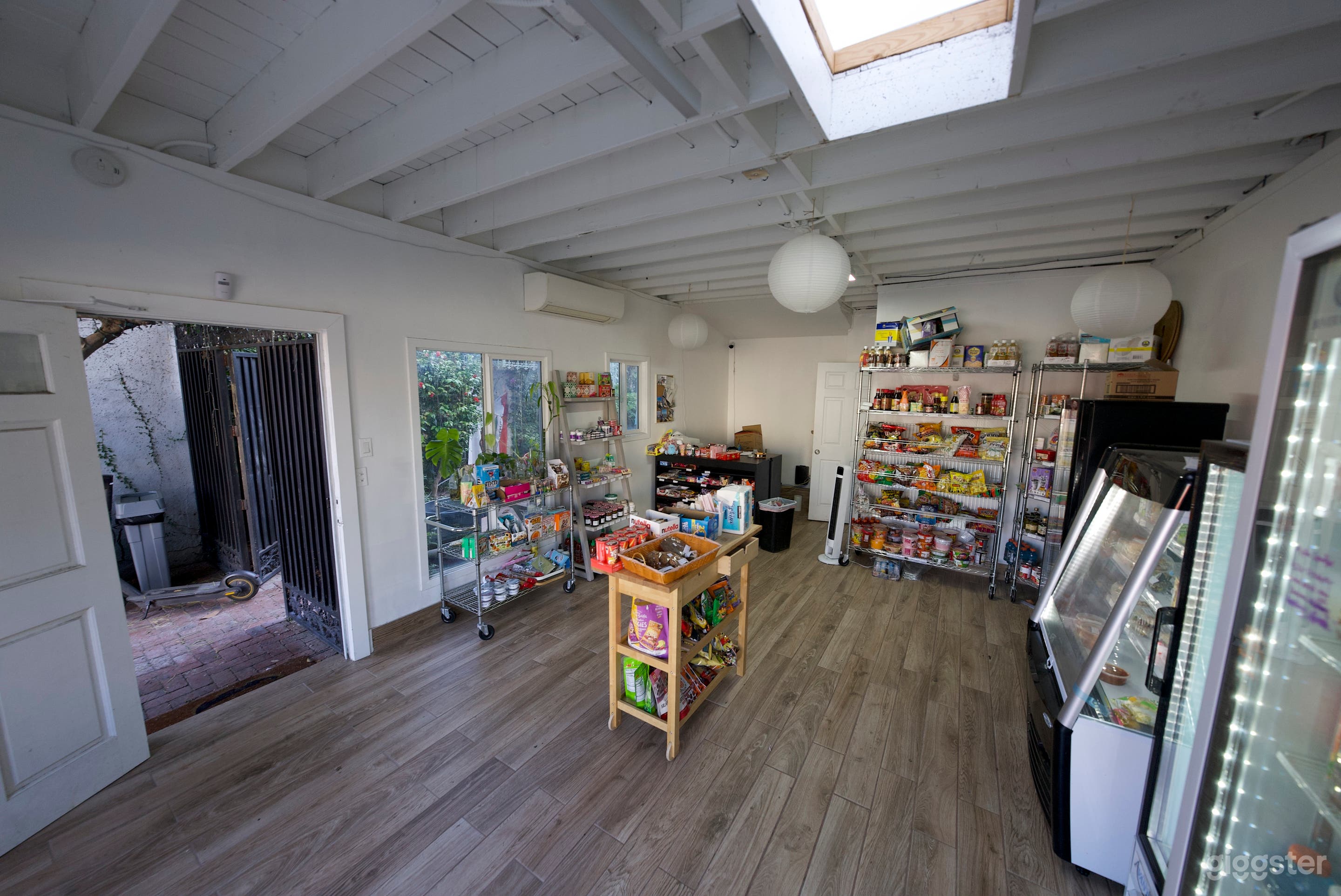 Charming Grocery Market & Secret Garden Courtyard Photo 4