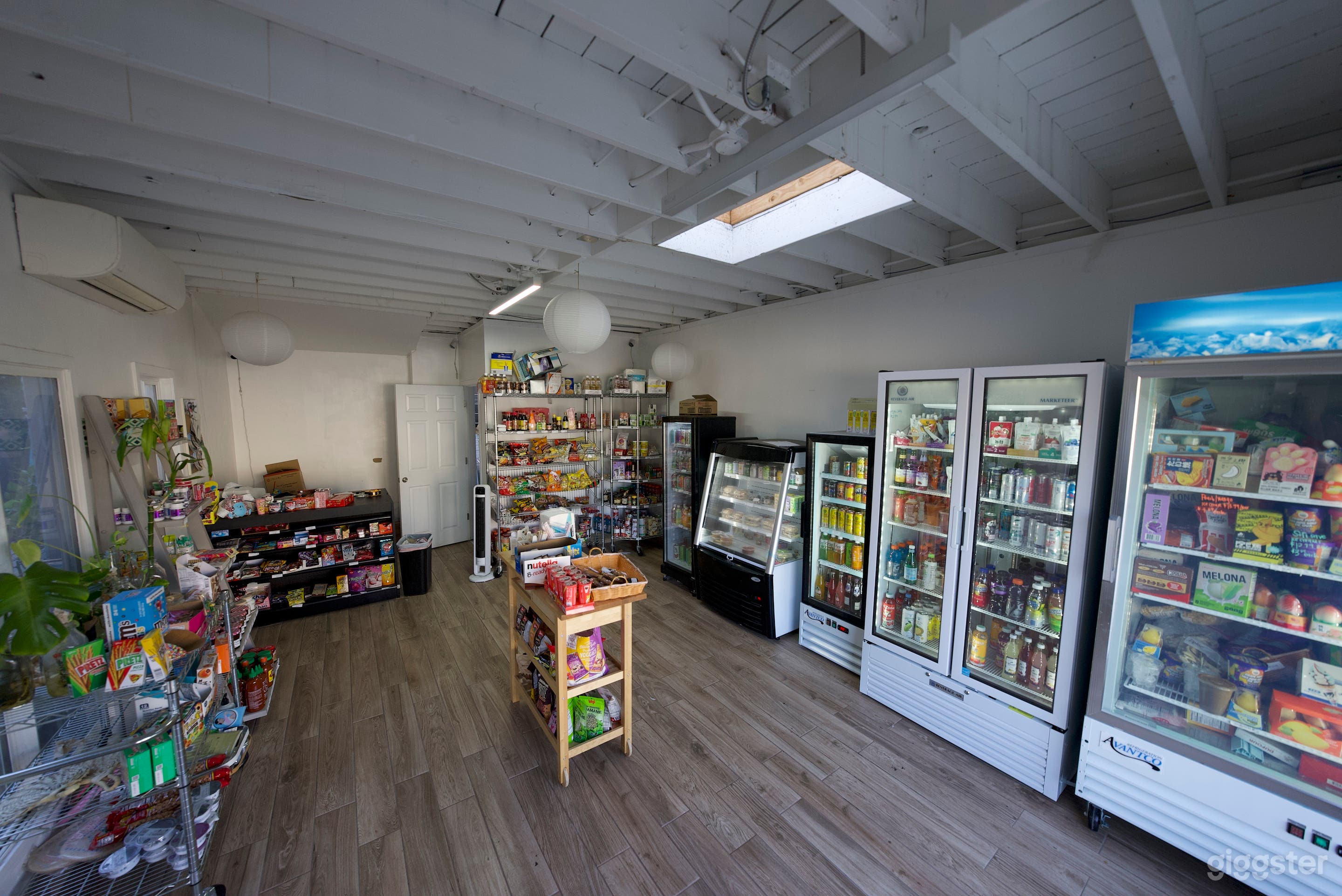 Charming Grocery Market & Secret Garden Courtyard Photo 3