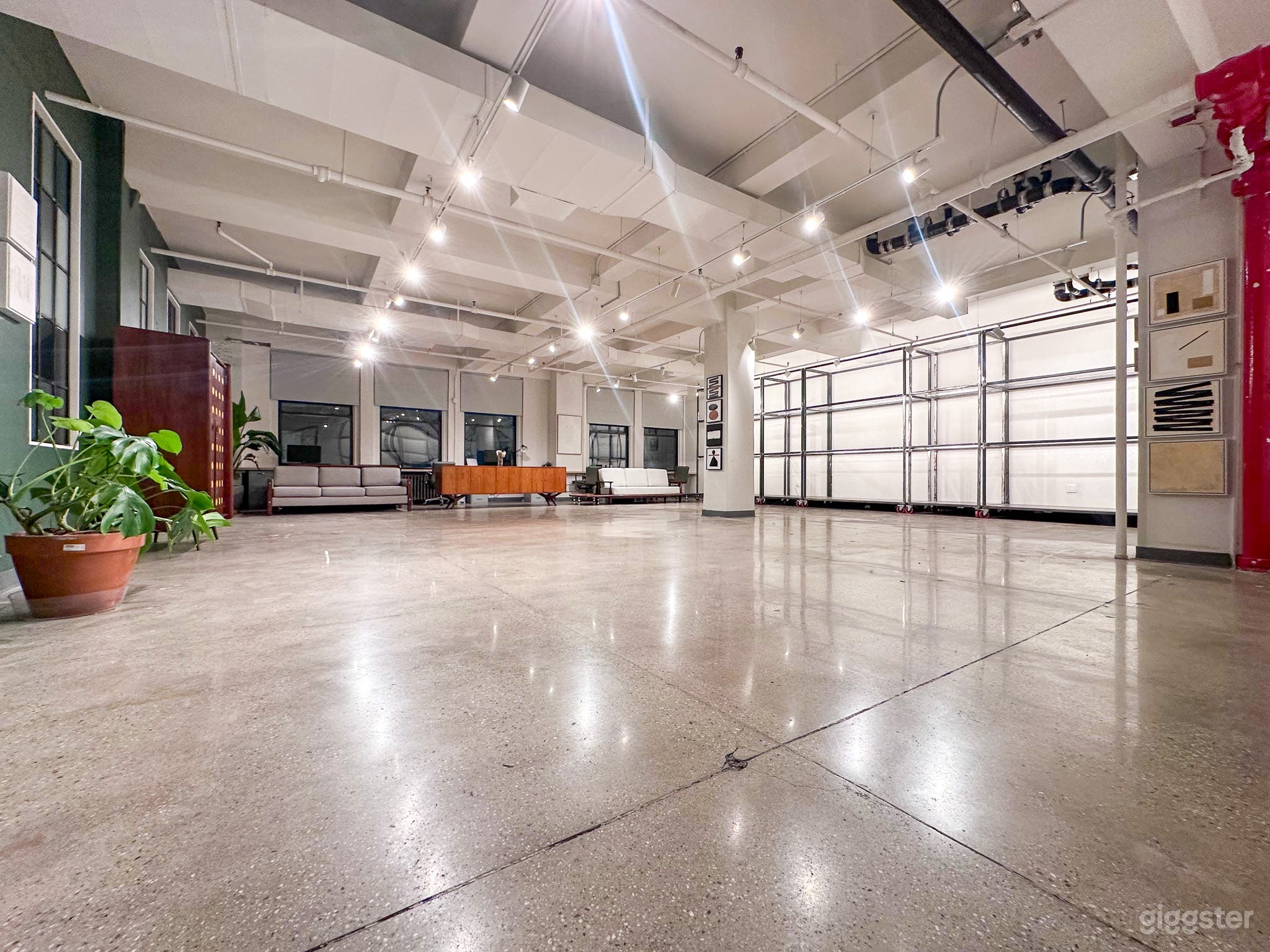 Versatile venue that effortlessly adapts to your need’s ideal for events, off-site meetings, screenings, conferences, photo and video shoots, pop-up events, private gatherings, and more. 