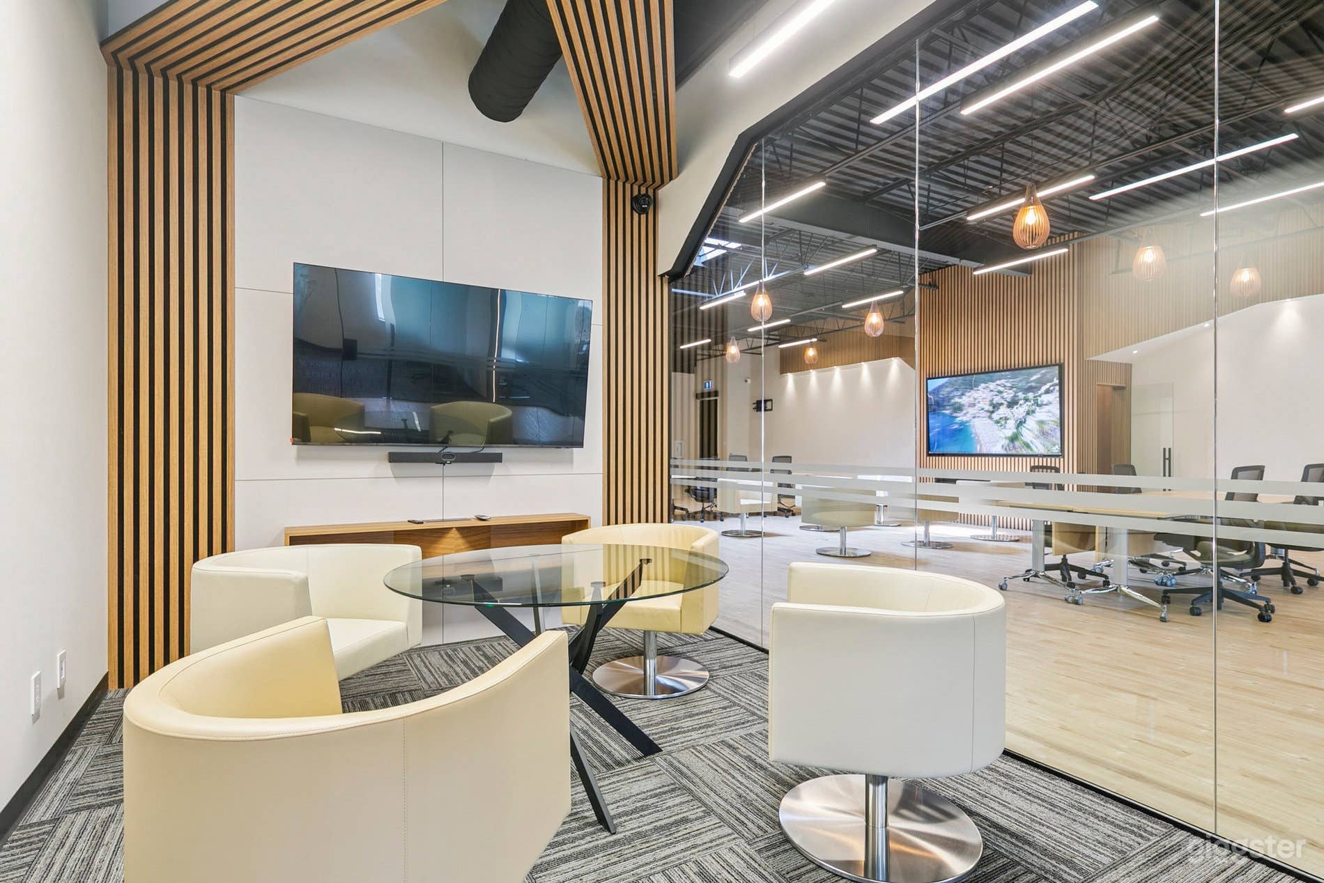 4-Person Meeting Room in the Heart of Mississauga Photo 2