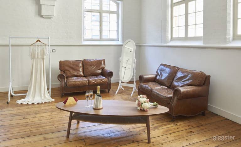  The Creative Base: Original Features in an Airy Space 