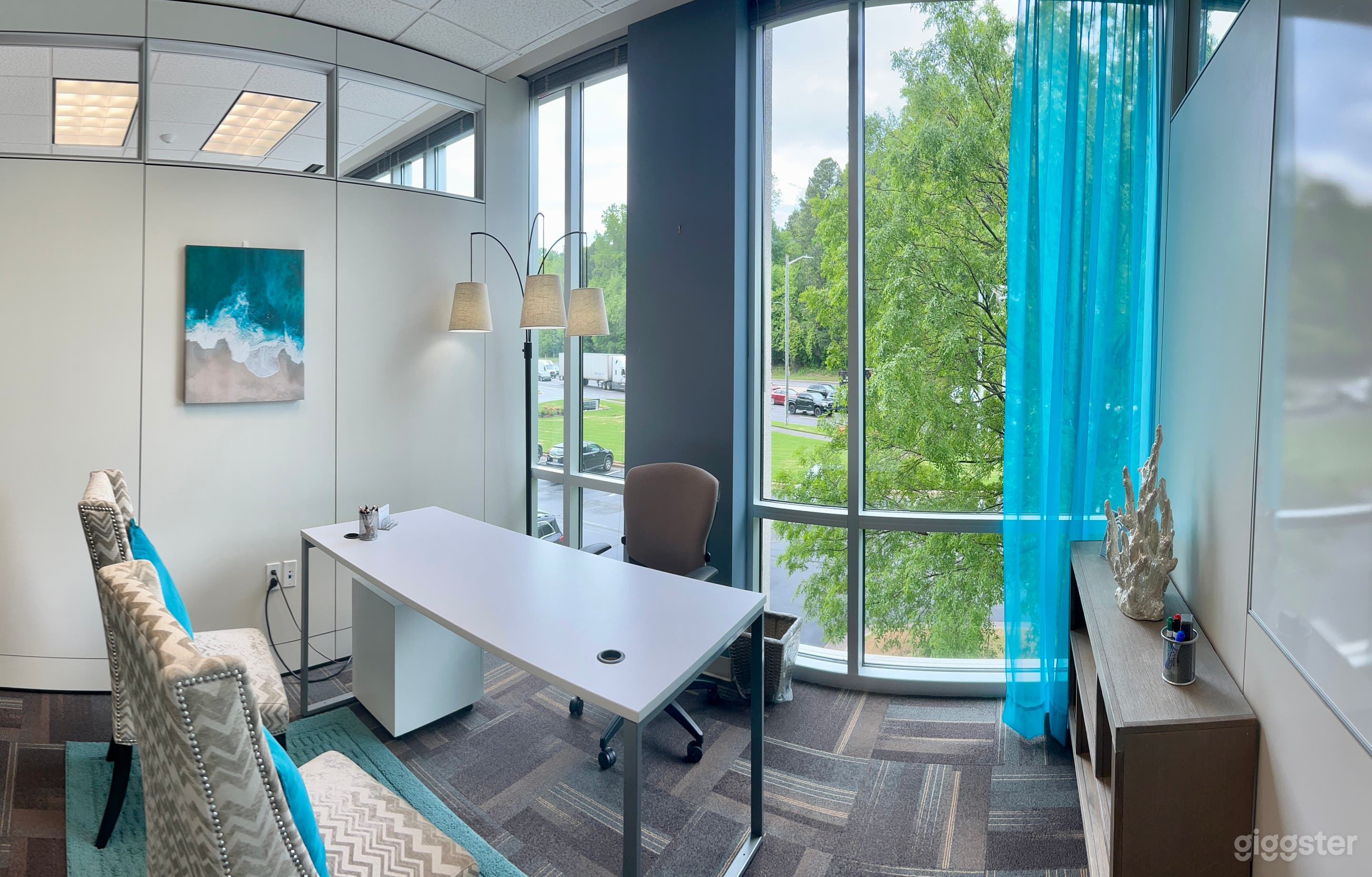 Exterior, large office 