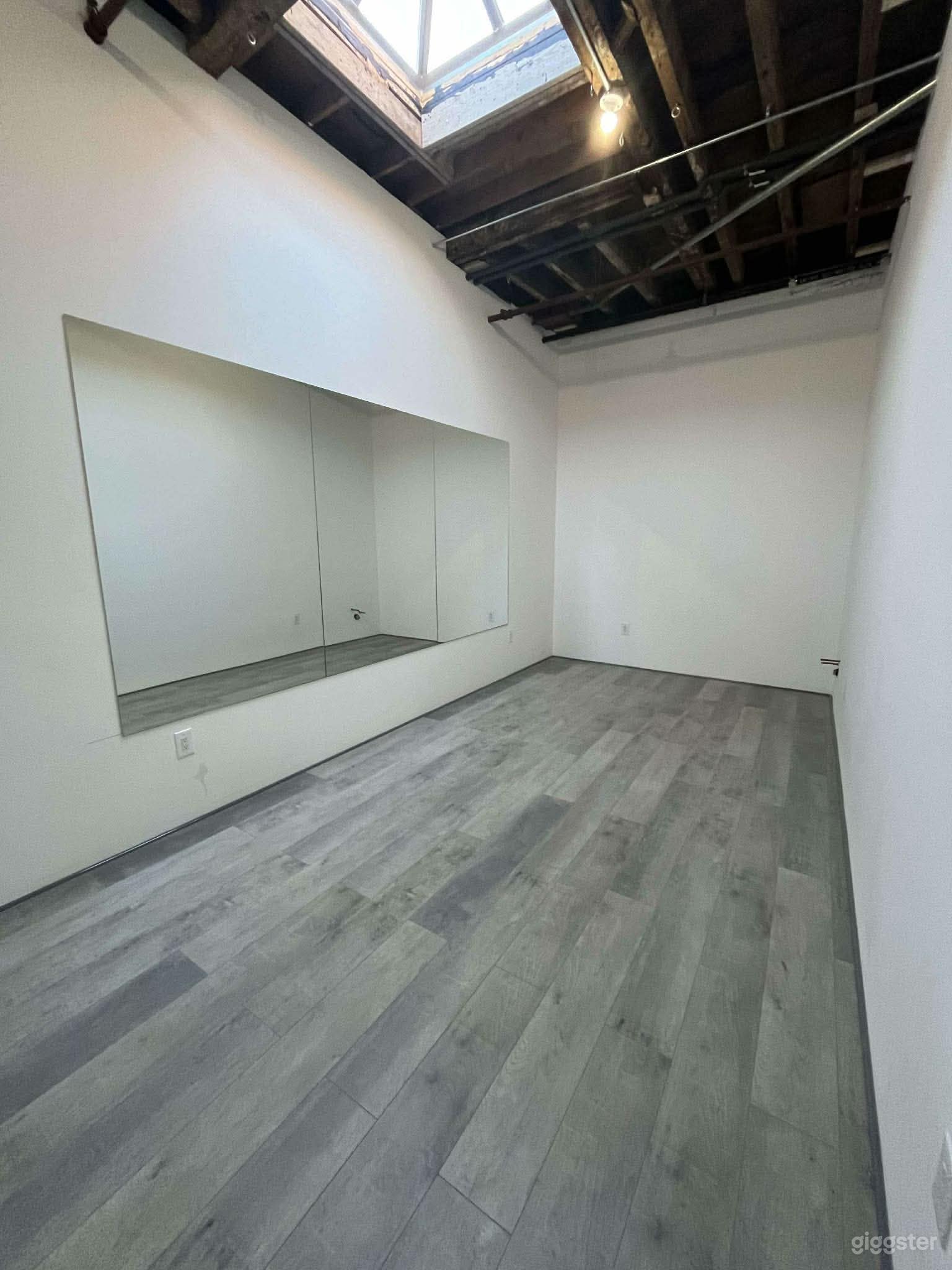 Room 2 – Intimate Dance Studio for Rehearsals & Classes Photo 4