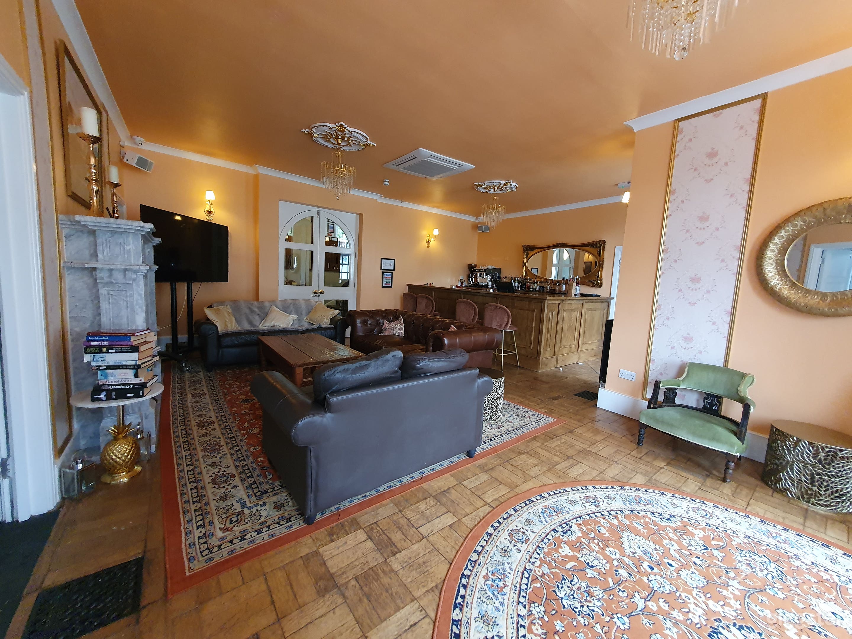 Country Estate Hotel Bar Photo 1