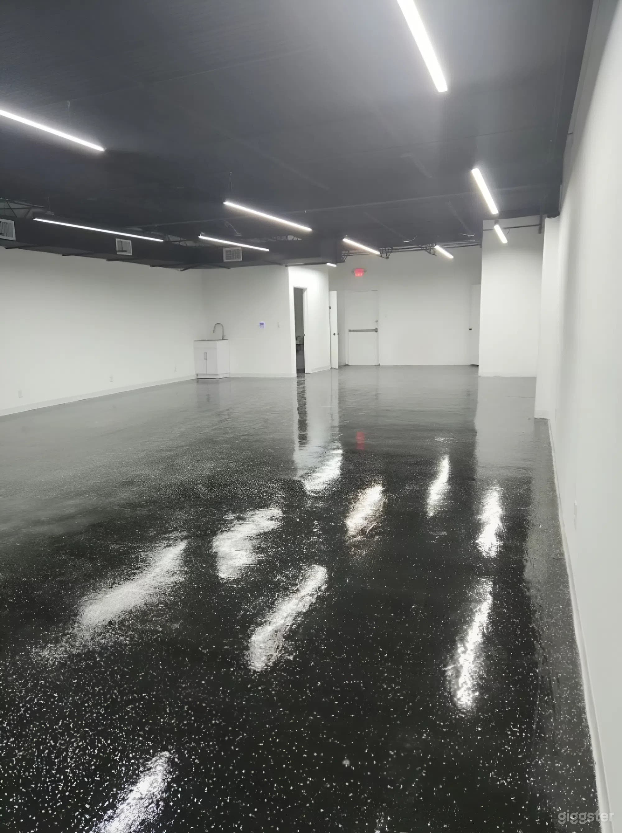 Elegant Intimate Event Venue with Modern Industrial Style Photo 4