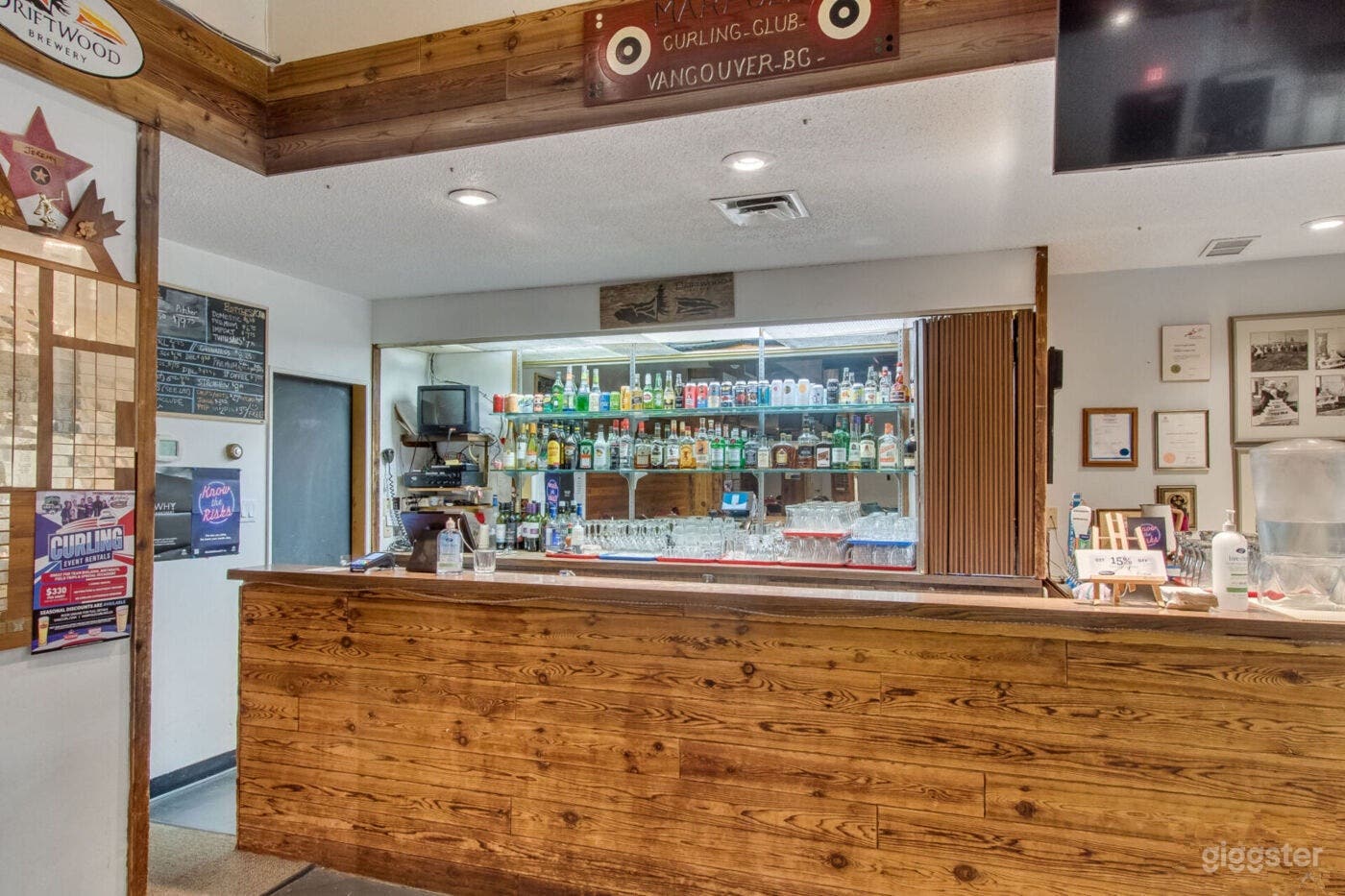 Retro Bar/Cafe/Curling Rink Photo 3