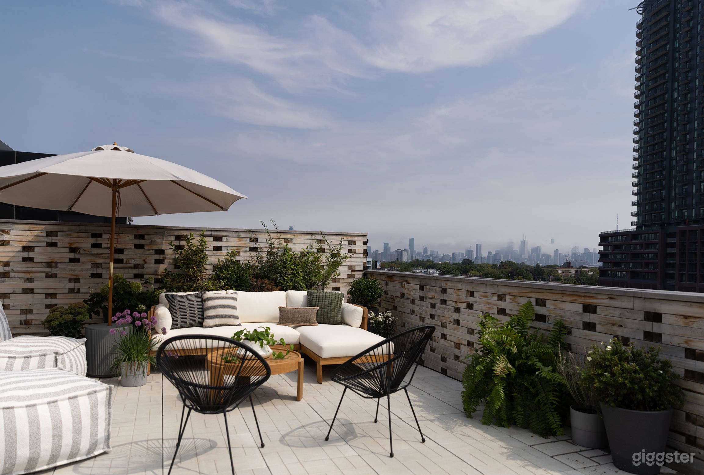 Spacious Light-Filled Studio + Private Rooftop Deck on Geary Photo 2