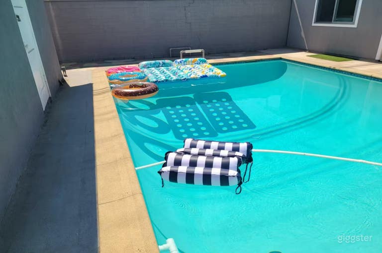  Gorgeous Burbank pool  