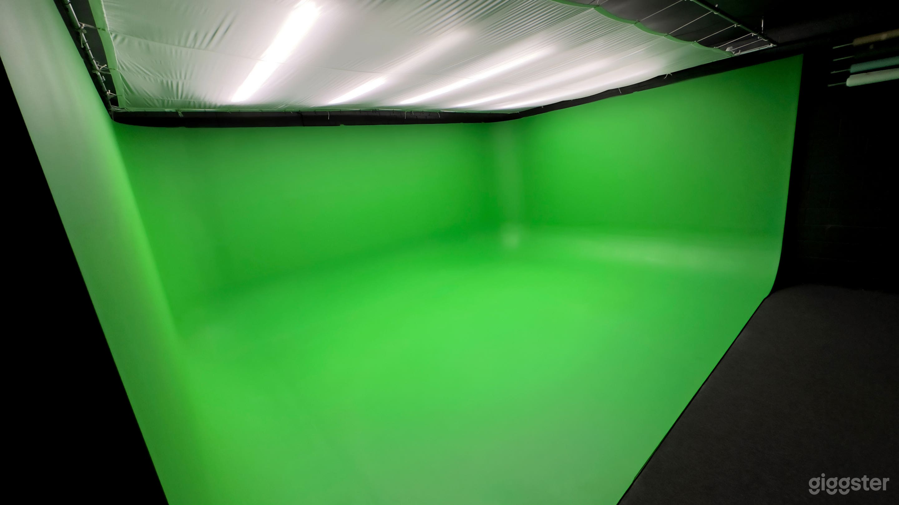 Dallas Content Studio / Green Cyc Wall / Photo / Podcast Photo 1