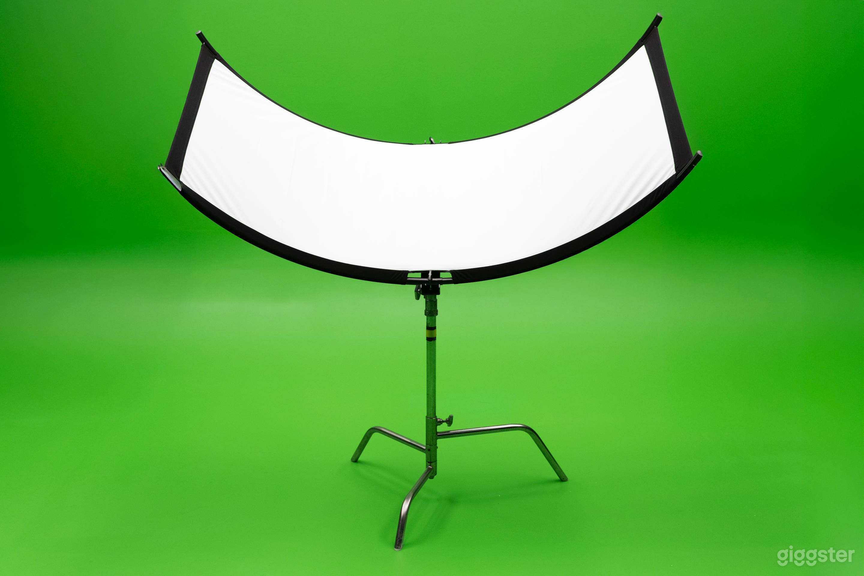 Dallas Content Studio / Green Cyc Wall / Photo / Podcast Photo 4