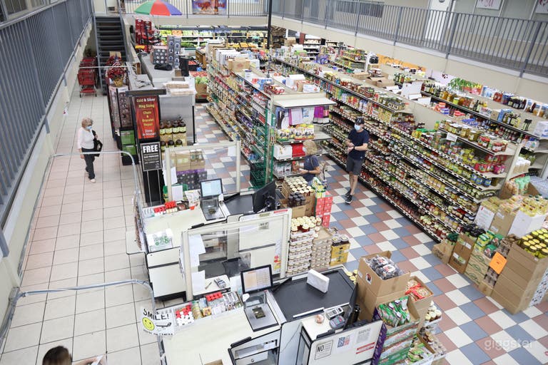  Huge food market with parking and office 