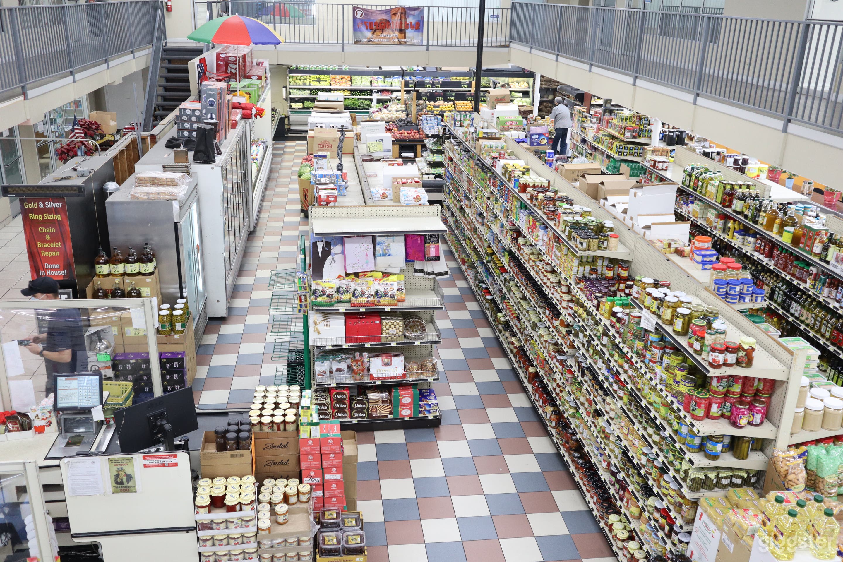 Huge food market with parking and office Photo 1