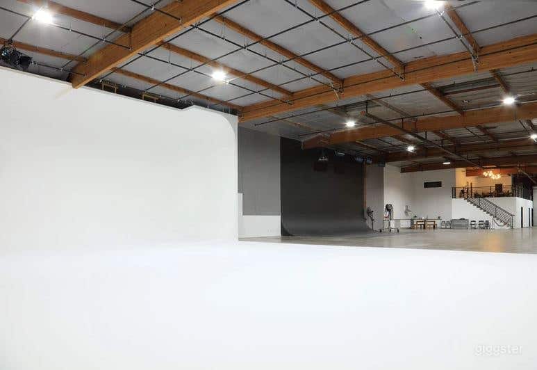 Studio 1 - 3 Wall full Cove, Soundstage Cyclorama Photo 3