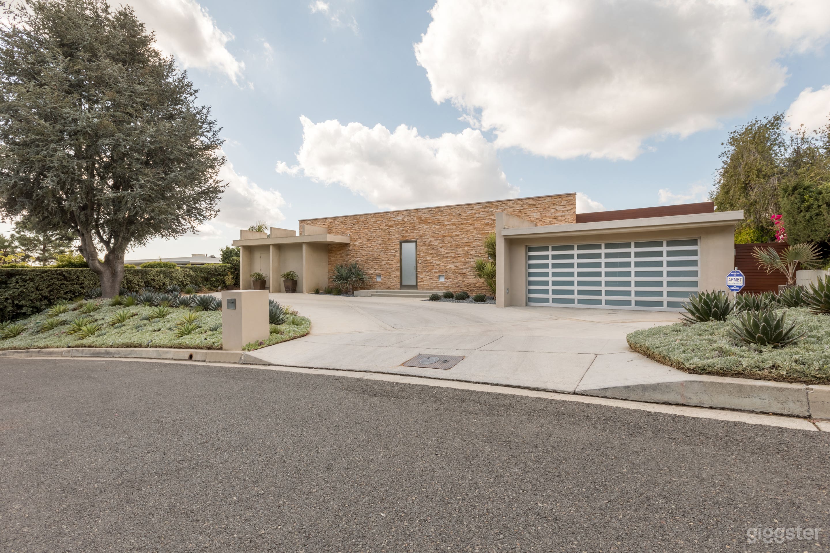 Modern No.107 Photo 1