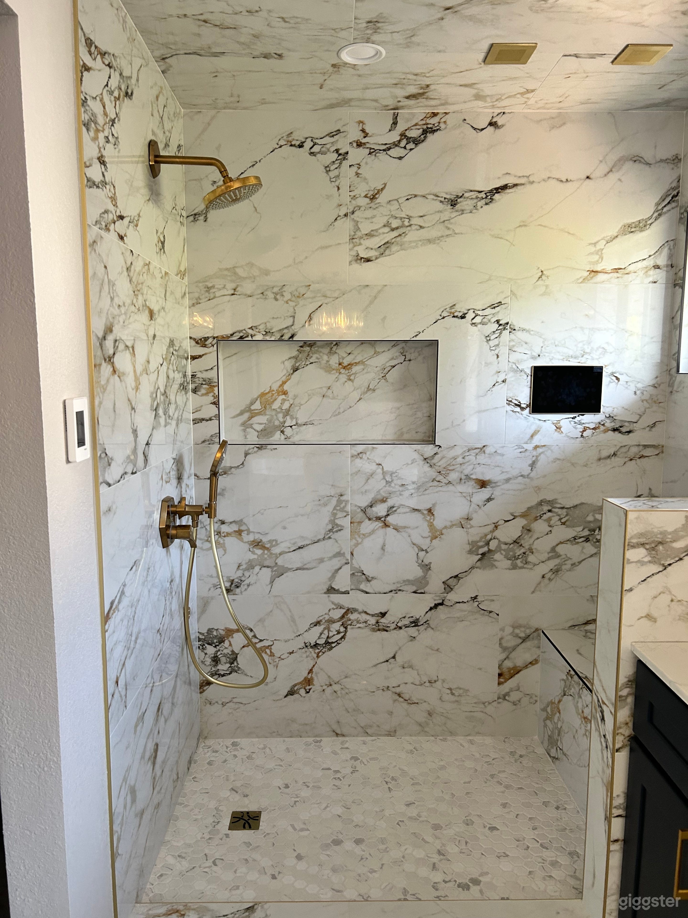 Designer kitchen and bathrooms Photo 1