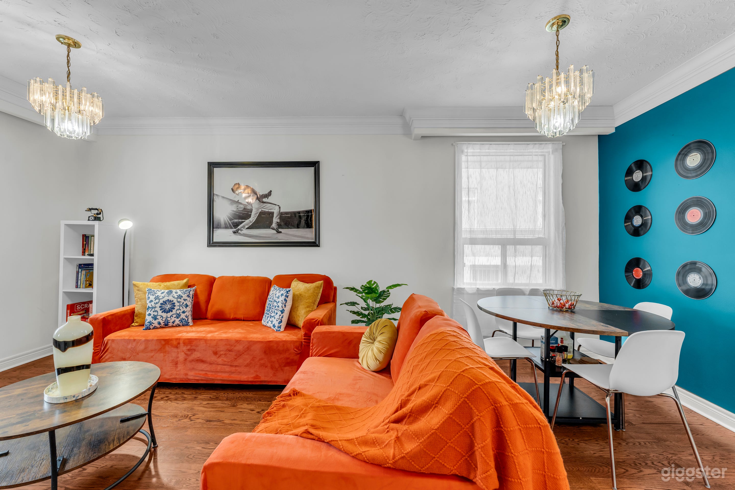 70s & 80s 3-Bedroom Toronto Time Capsule Photo 3