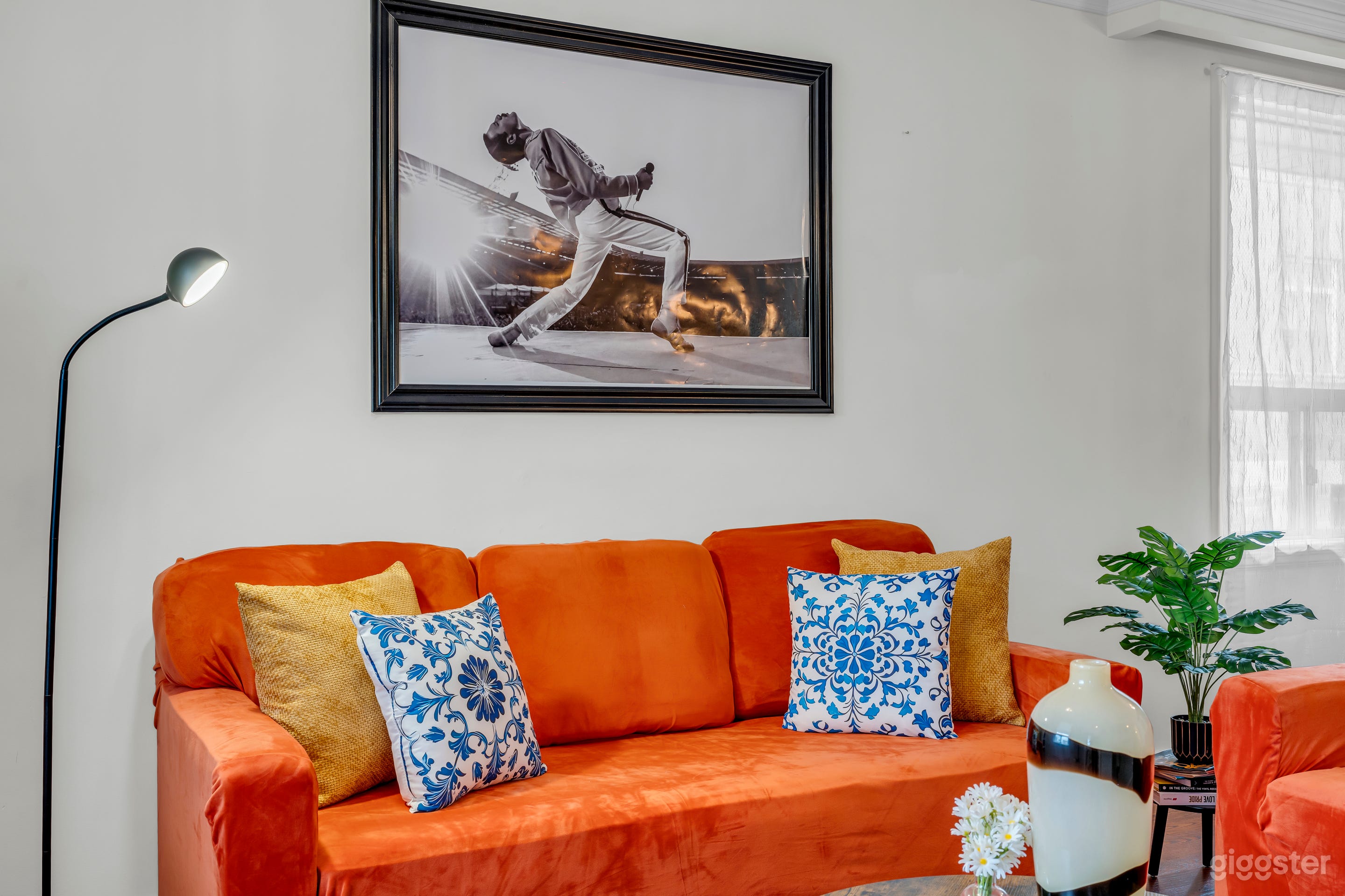 70s & 80s 3-Bedroom Toronto Time Capsule Photo 2