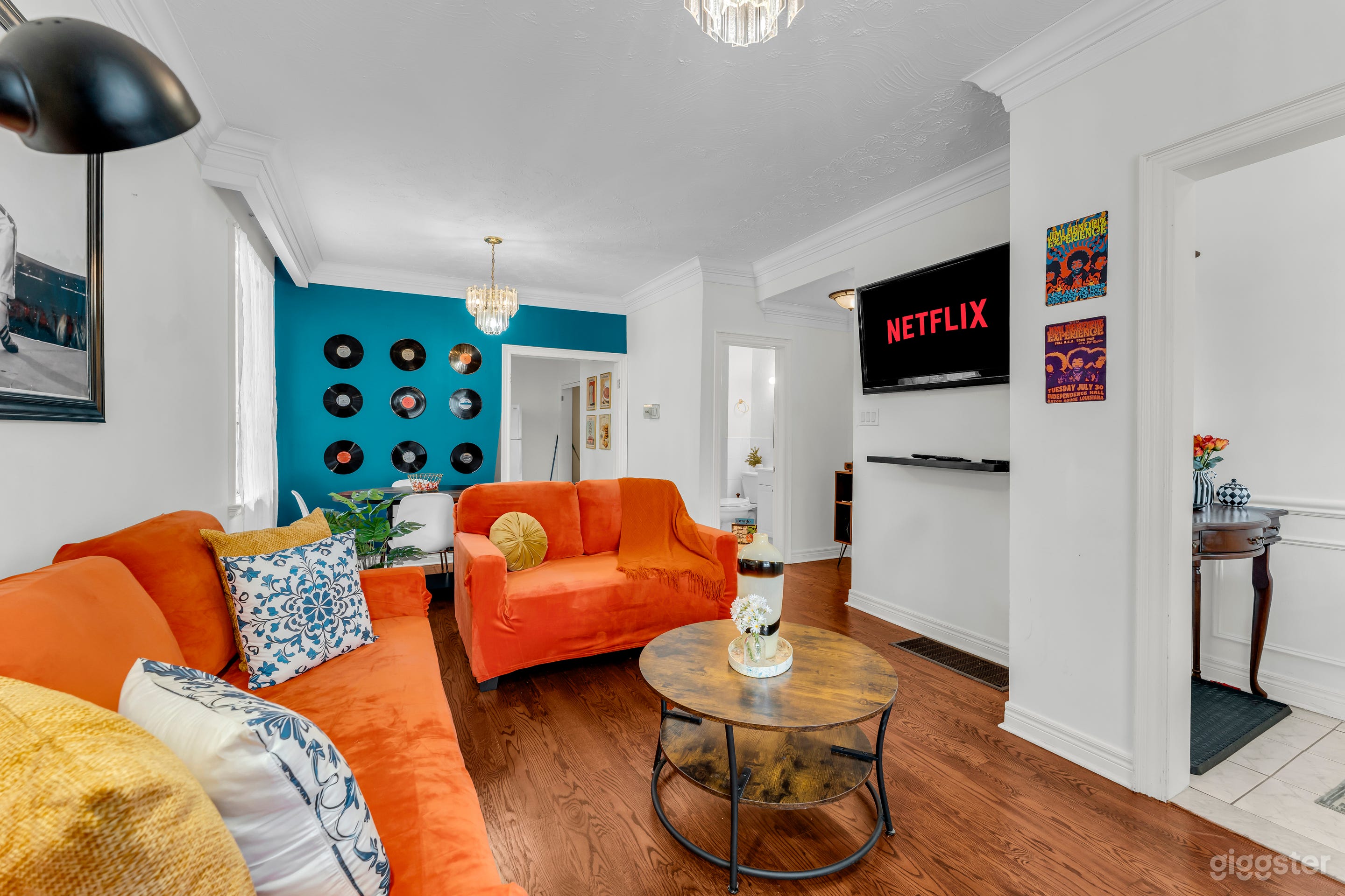 70s & 80s 3-Bedroom Toronto Time Capsule Photo 4