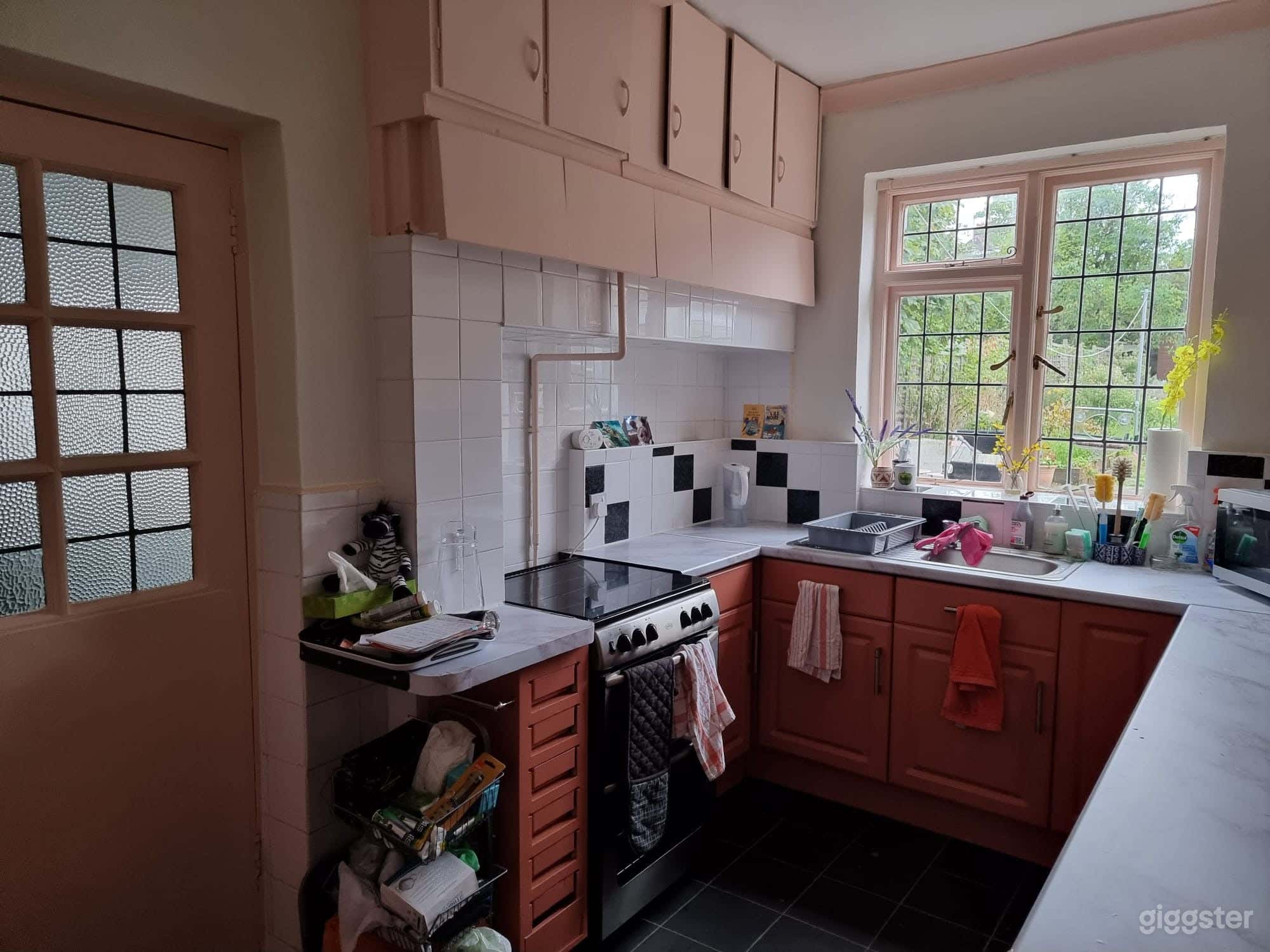 Bright 4-Bed Family Home in Southeast London Photo 4