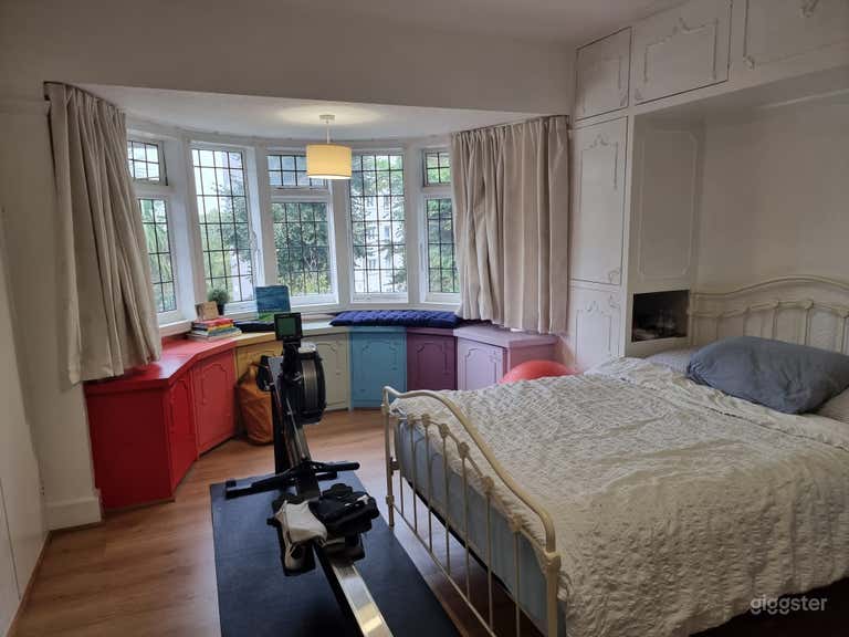  Bright 4-Bed Family Home in Southeast London 