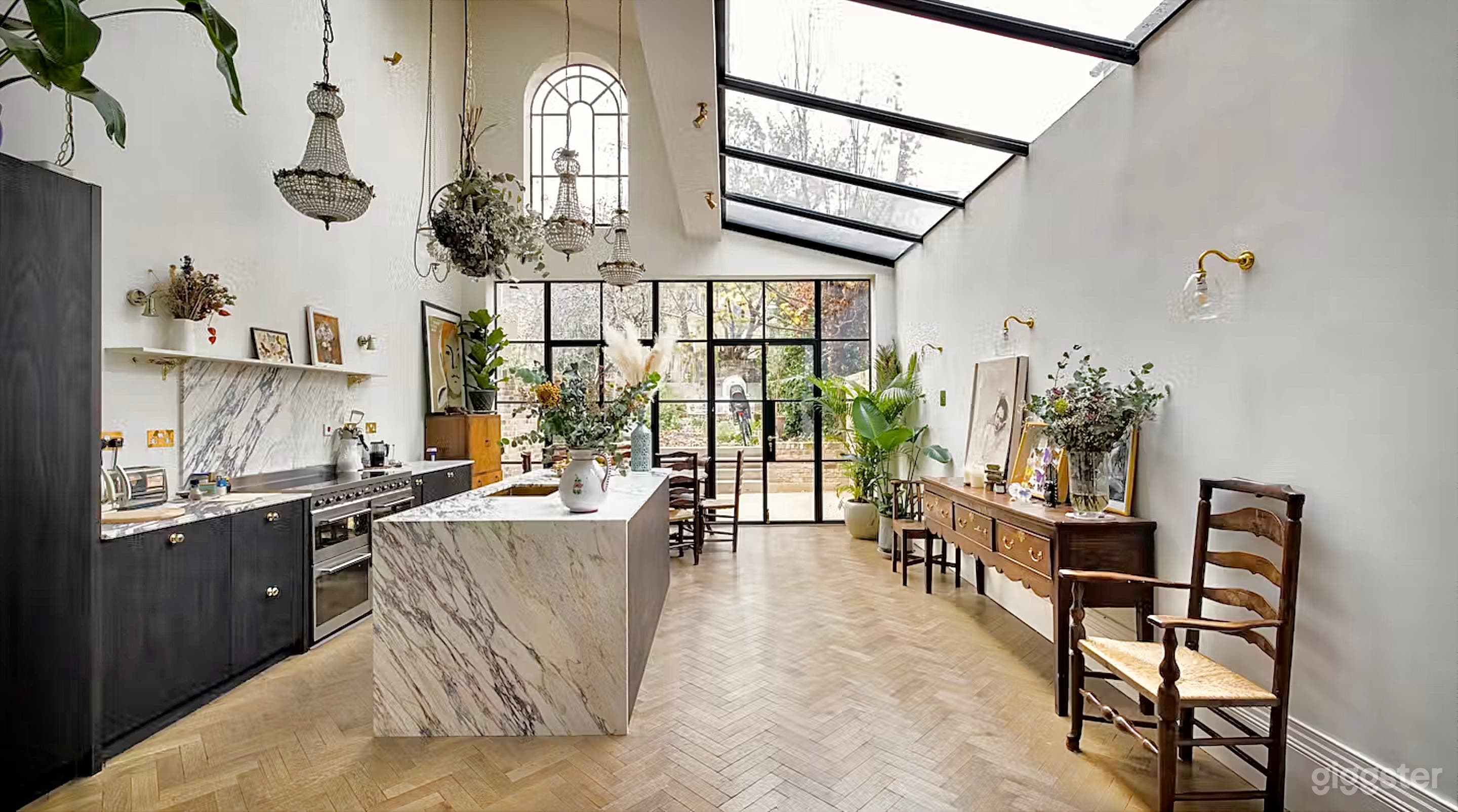 Double-height kitchen atrium Photo 1