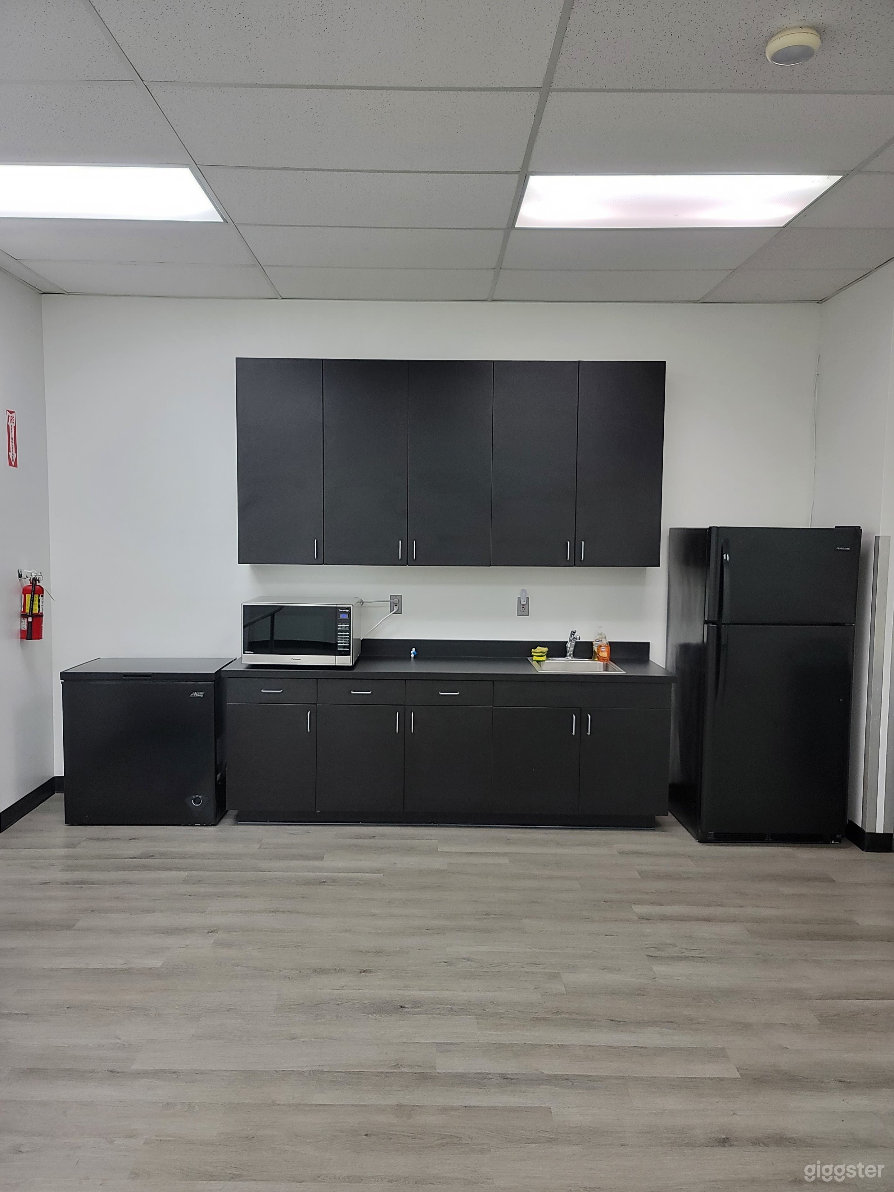 Kitchen, with fridge, microwave, deep freezer