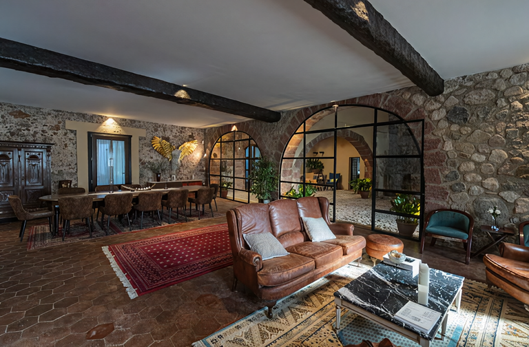  Castle With Pool And Outdoor Spaces 