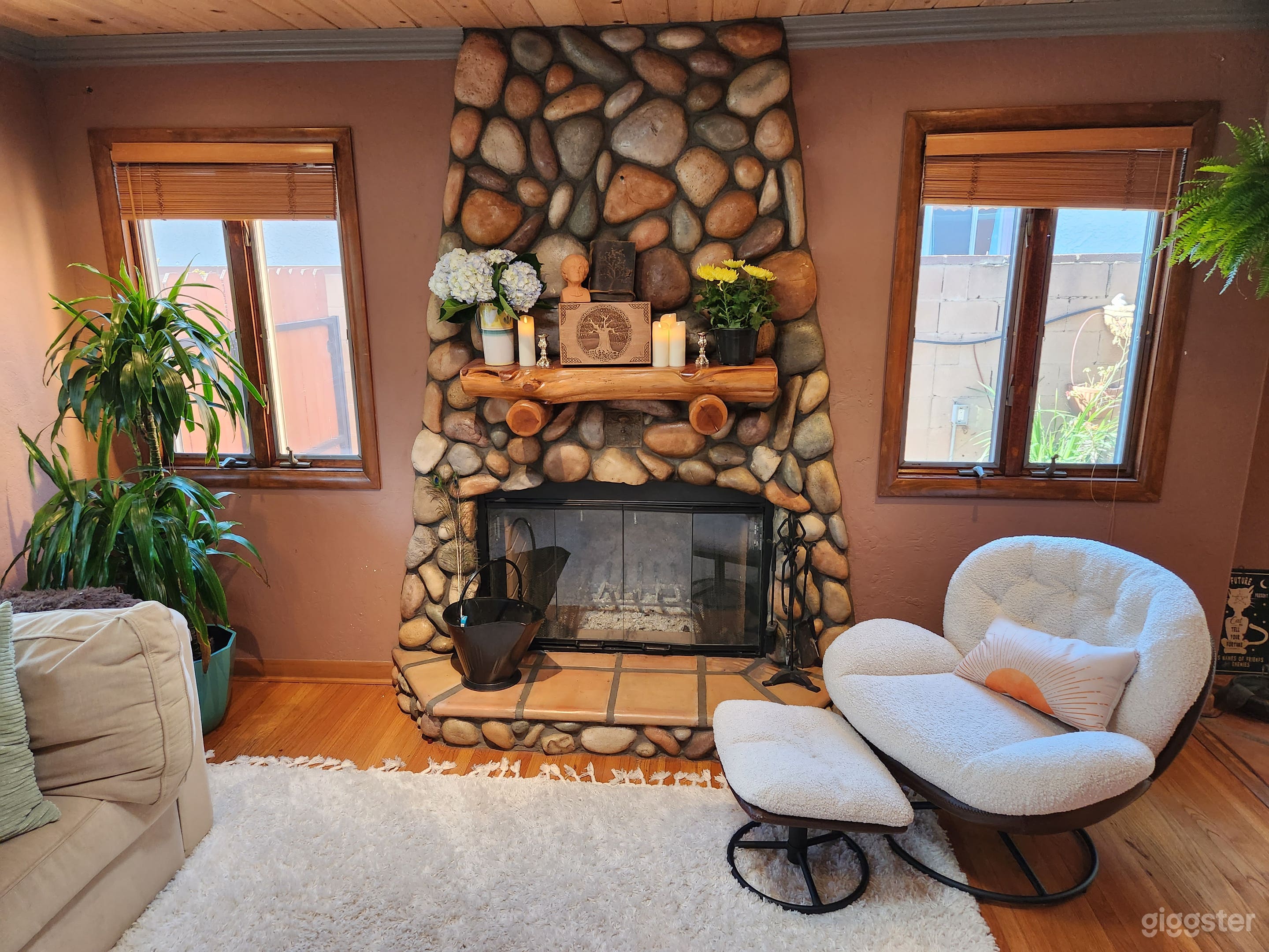 Rustic Santa Fe with Spanish Courtyard &amp; Fountains Photo 4