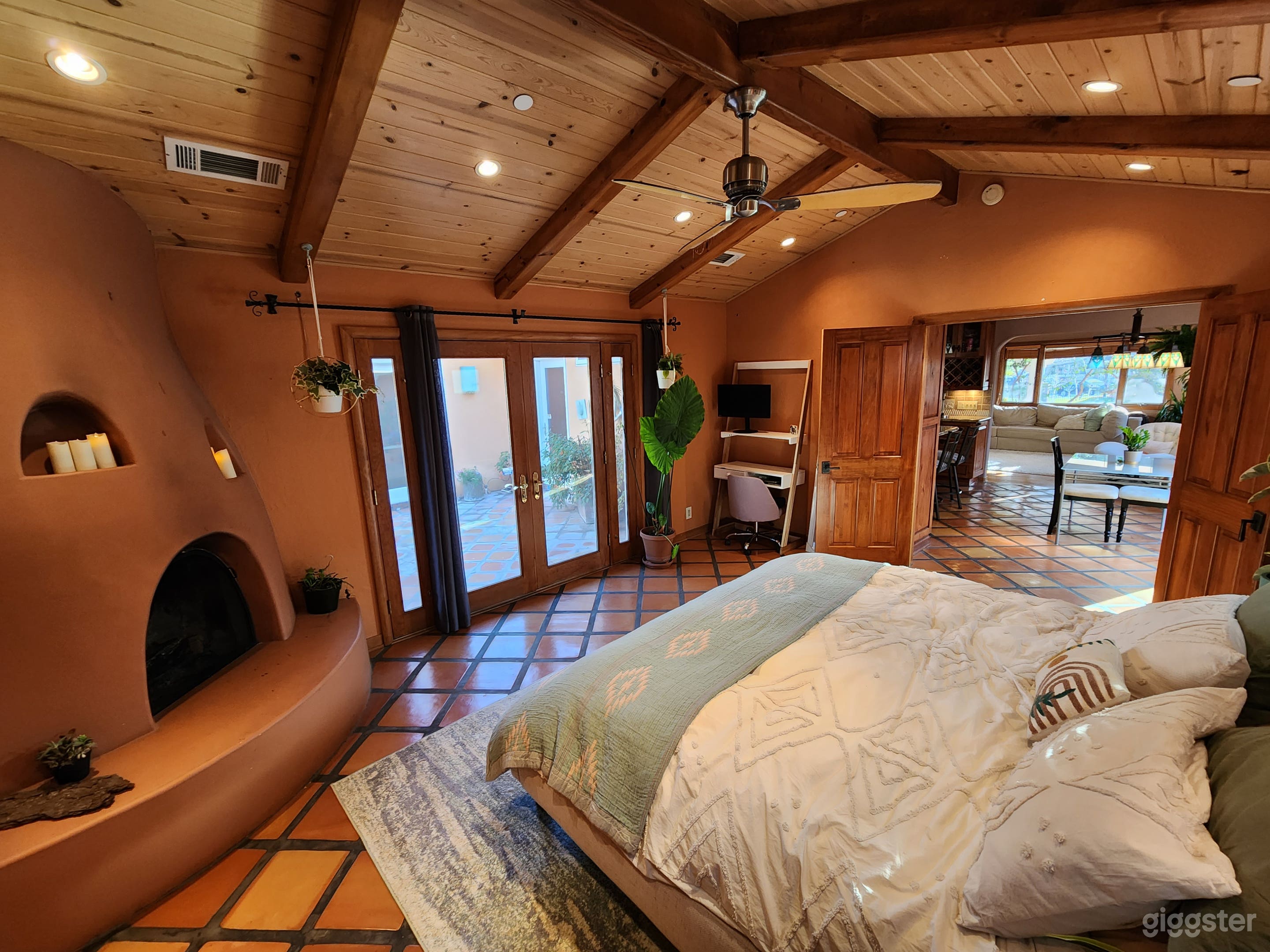 Rustic Santa Fe with Spanish Courtyard &amp; Fountains Photo 2