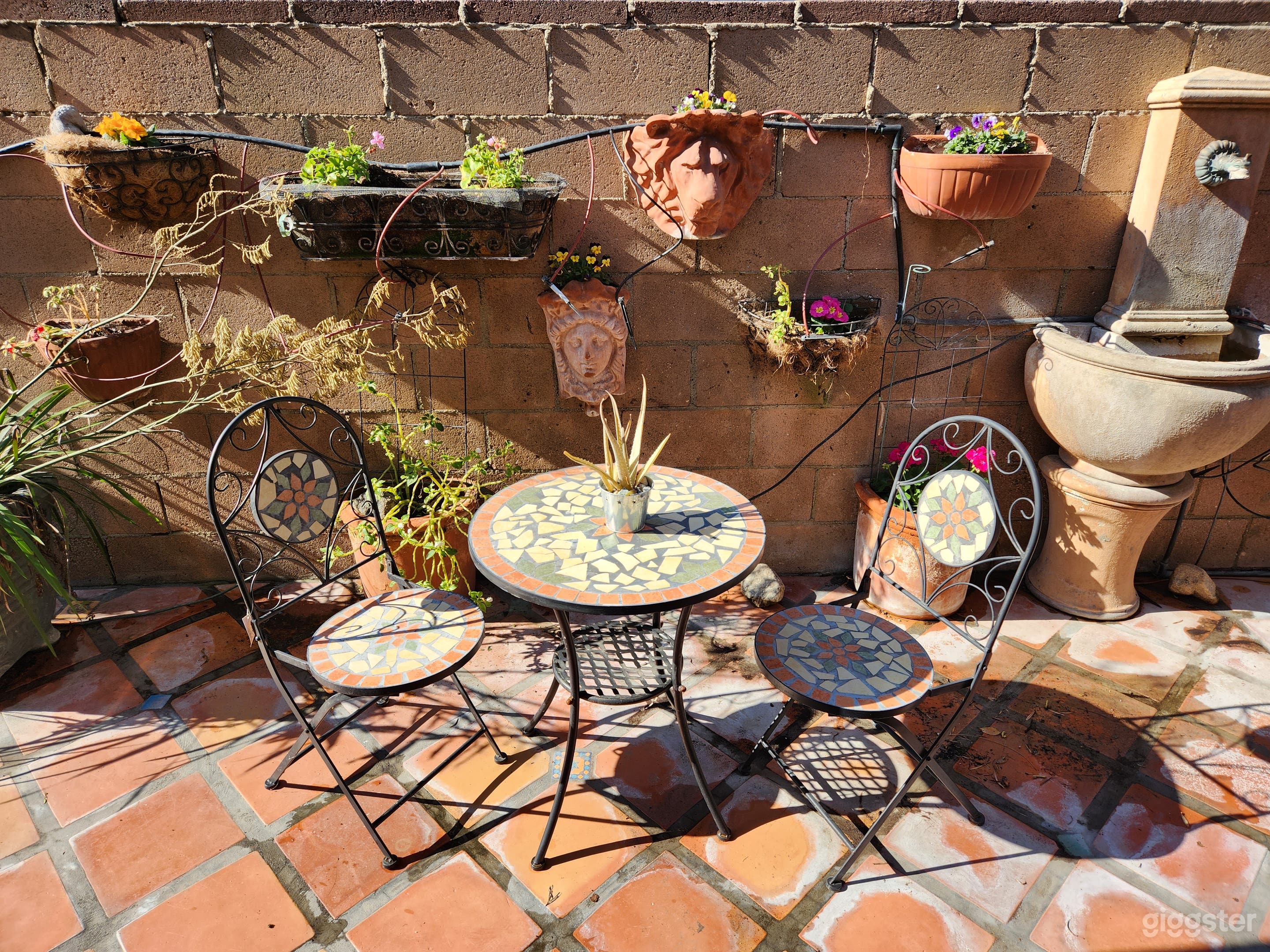 Rustic Santa Fe with Spanish Courtyard &amp; Fountains Photo 3