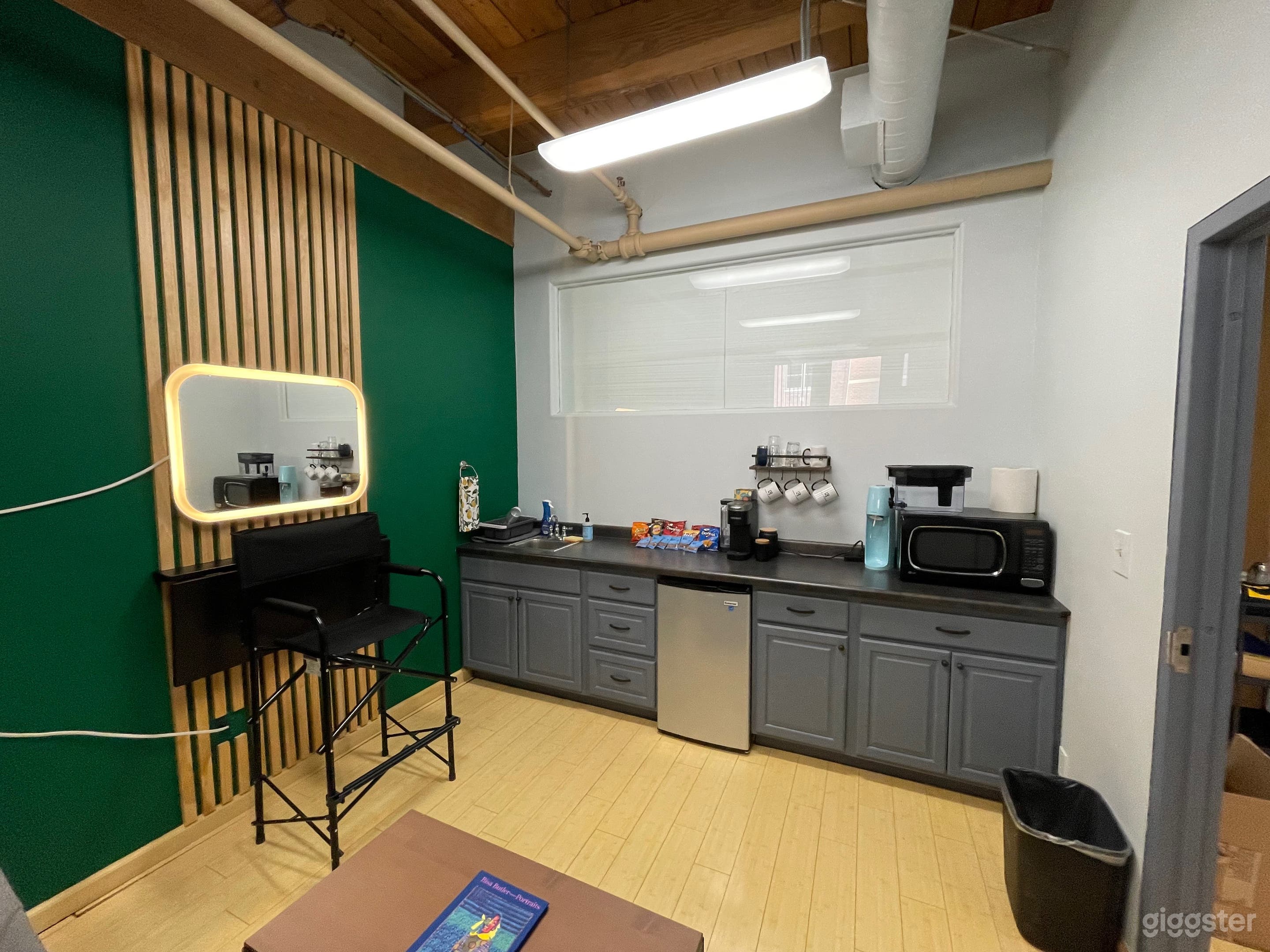 Greenroom with full kitchenette 