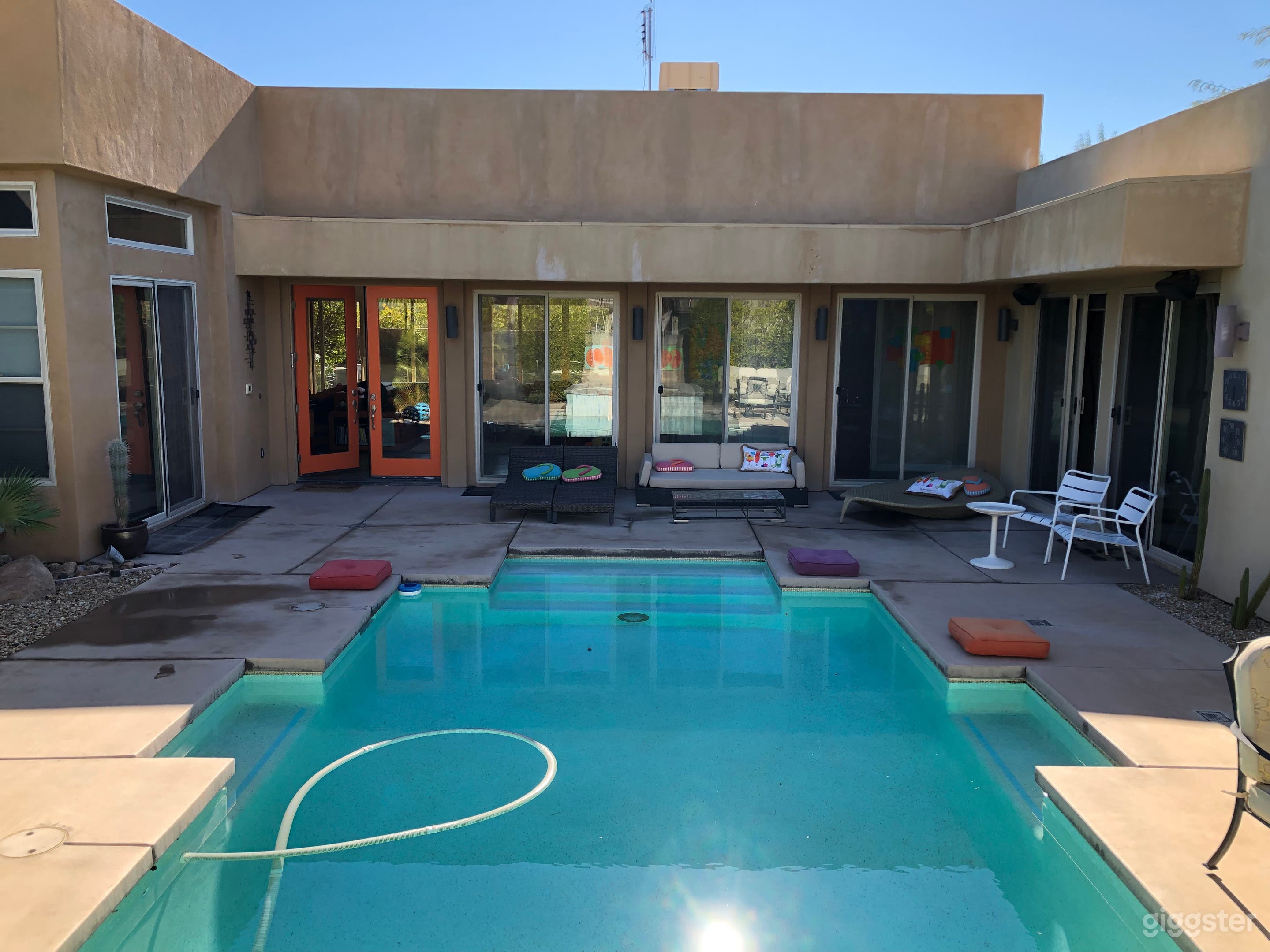 Colorful Artists Mansion Photo 3