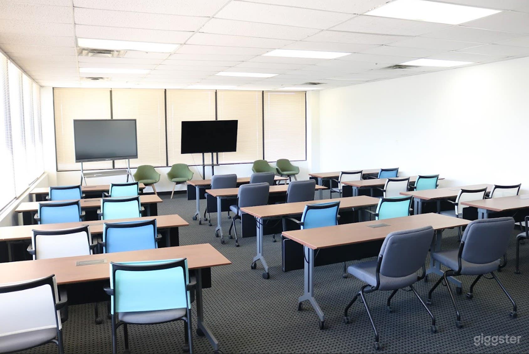Fully Equipped 30-Seater Classroom / Training Room Photo 1