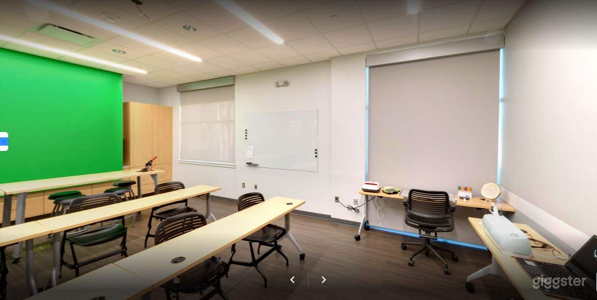 White and Green screen Library Study Room in Greenwell Spring Photo 4