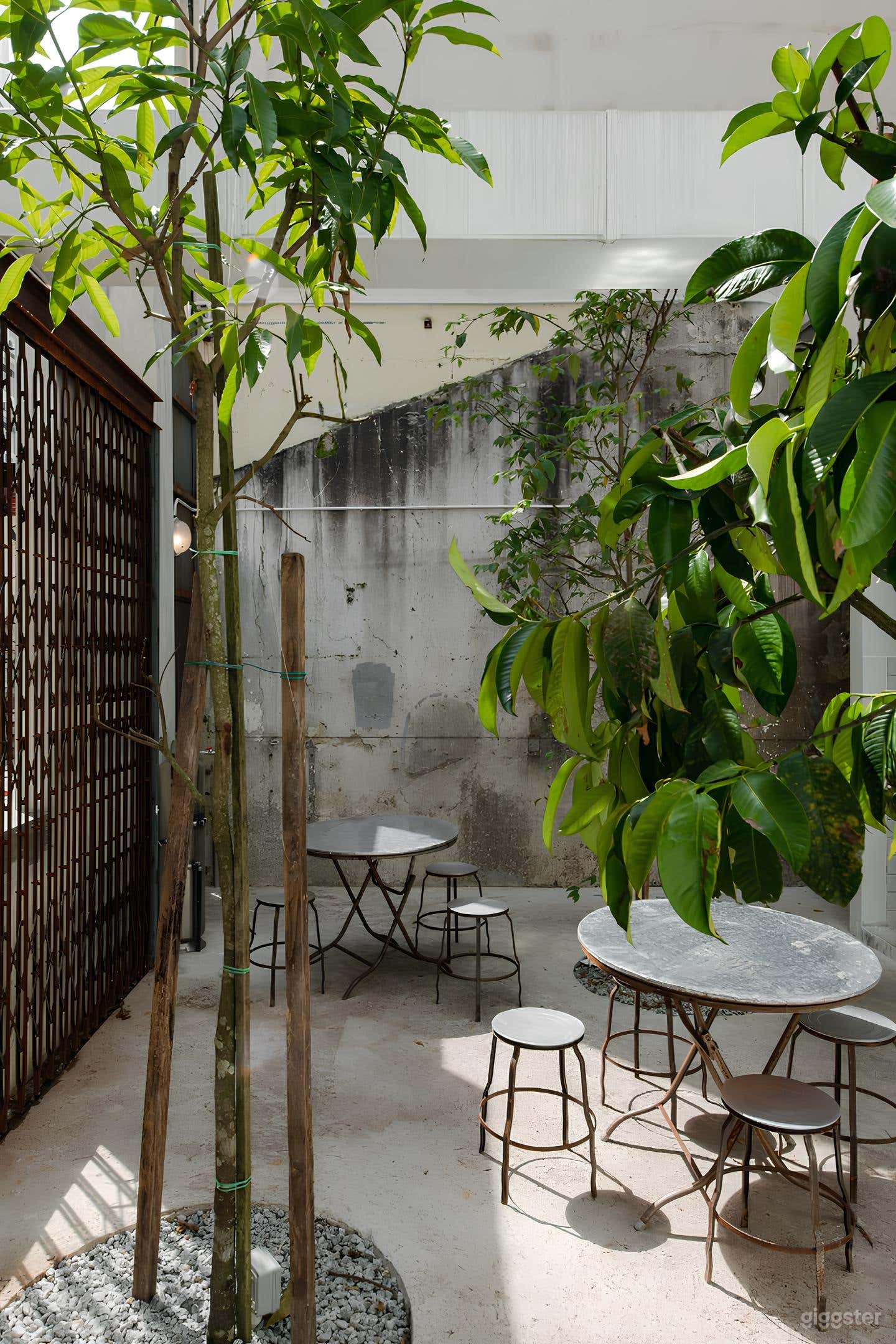 Retro 70s-Inspired Café with Modern Touches Photo 3