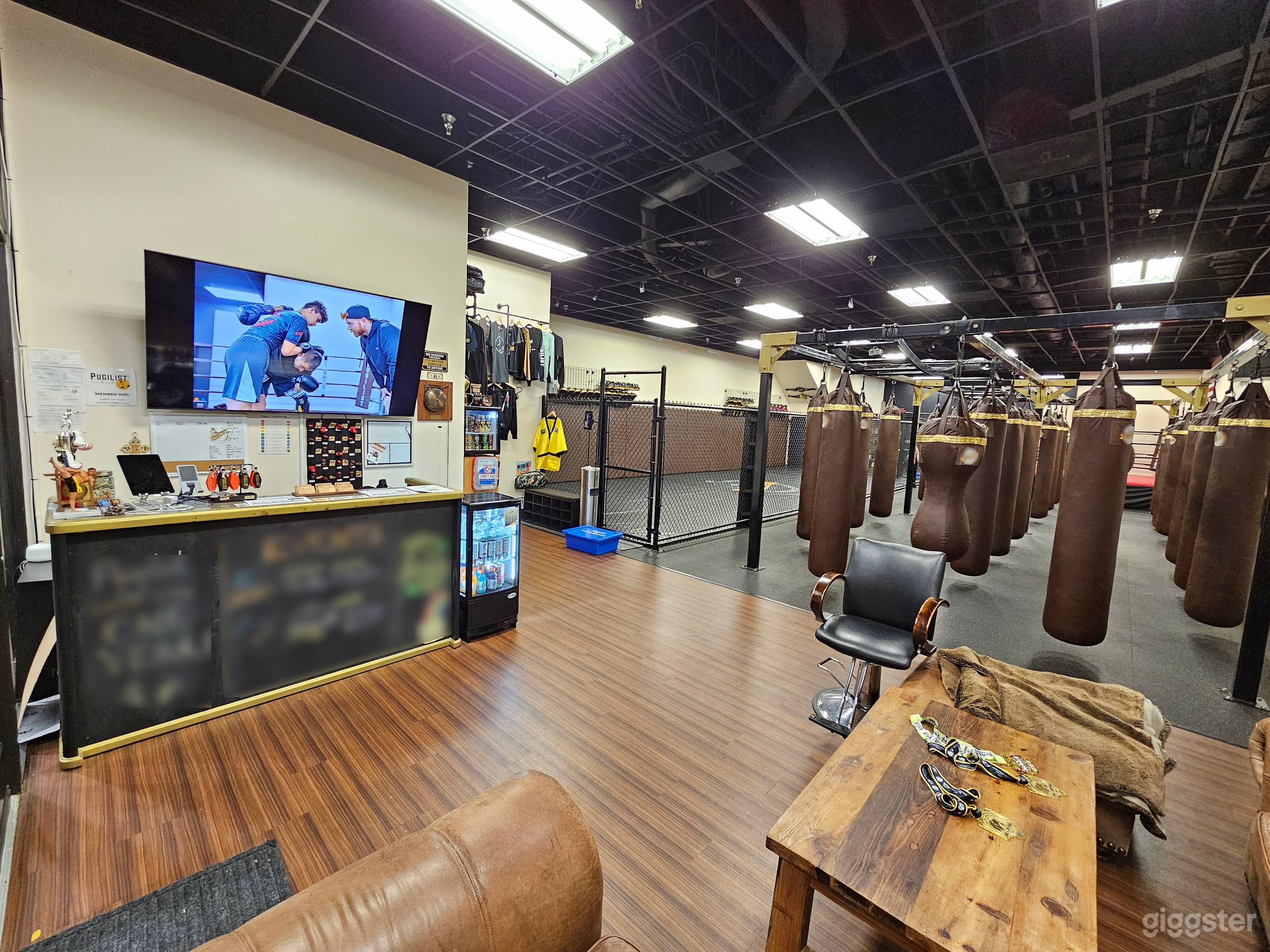 Front Desk / Photo Streaming TV