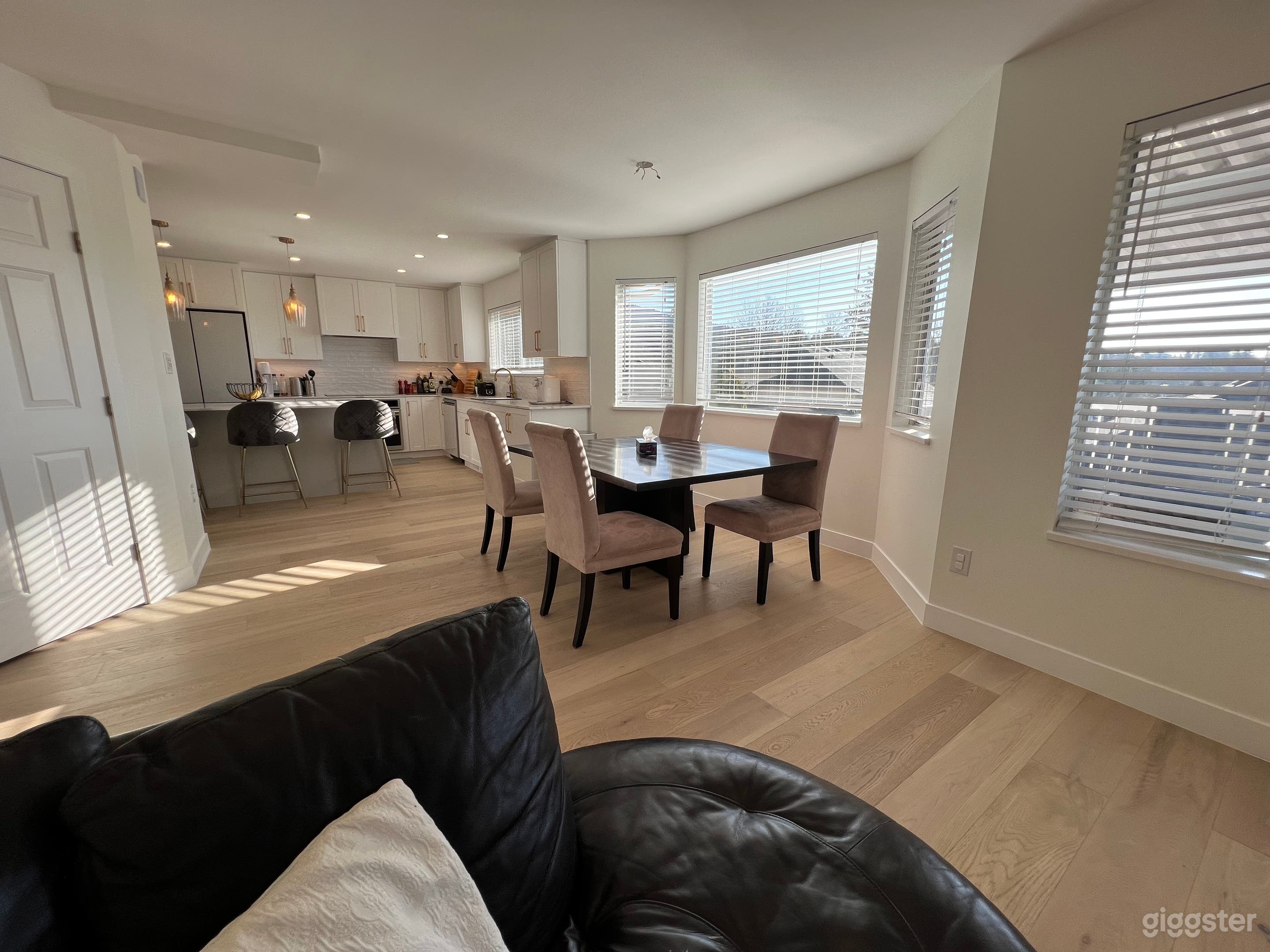 Modern Family House with Natural Bright Light Photo 2