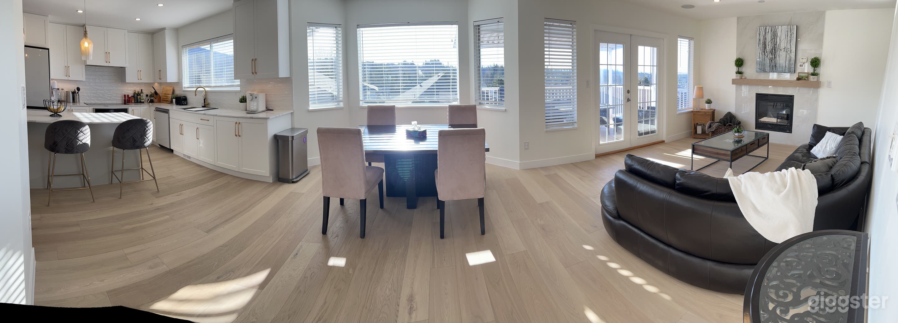 Modern Family House with Natural Bright Light Photo 3