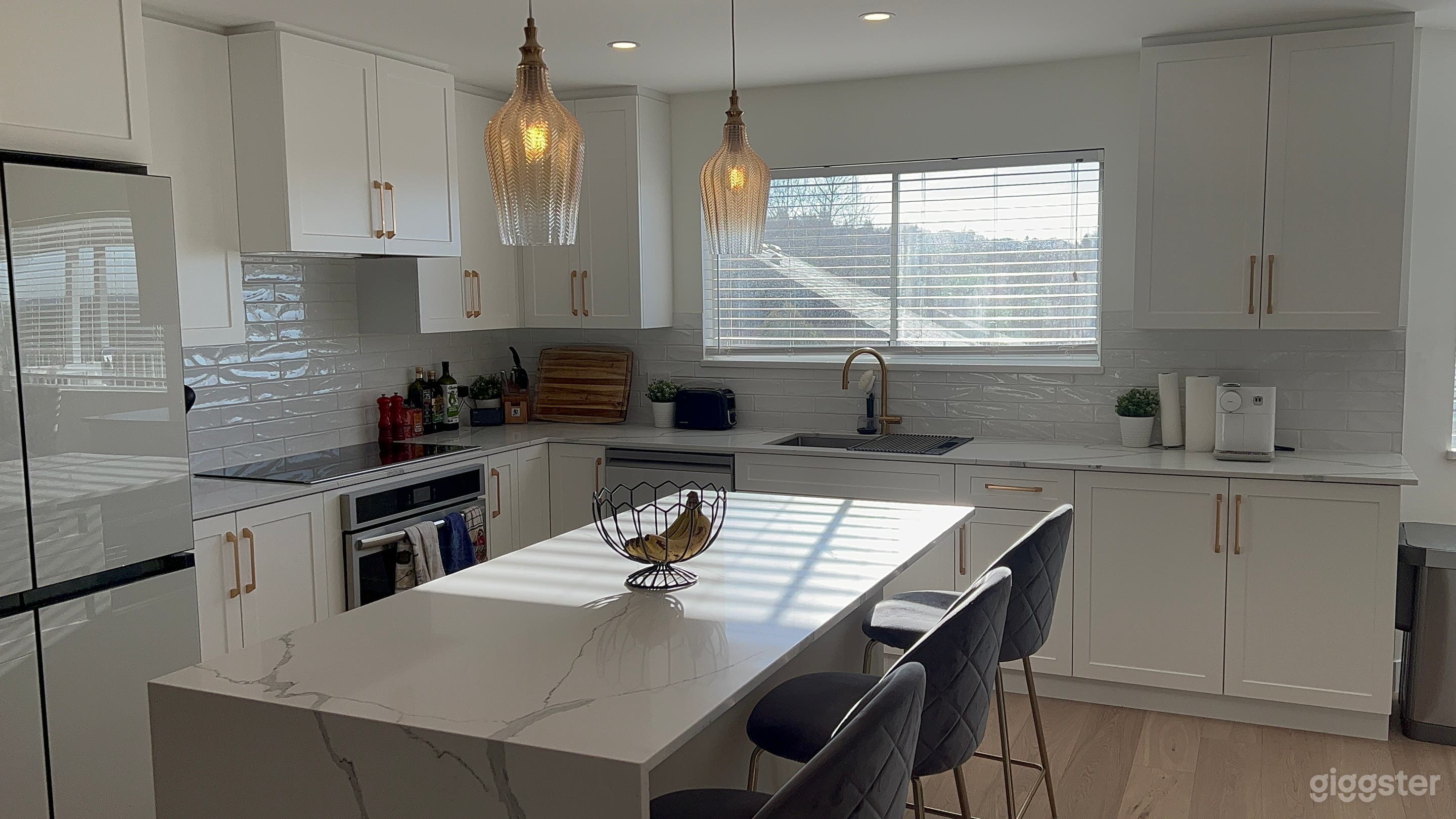 Modern Family House with Natural Bright Light Photo 4