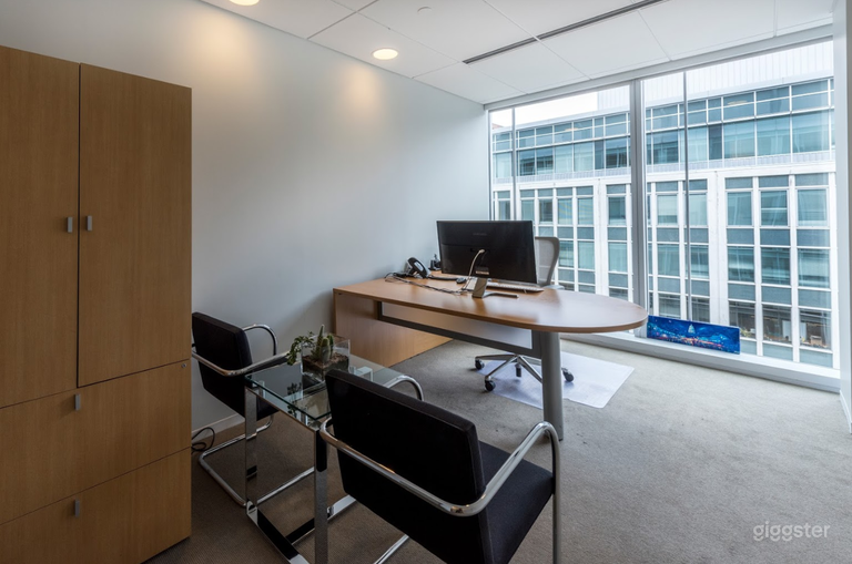  Floor-to-Ceiling Glass-Window Office 