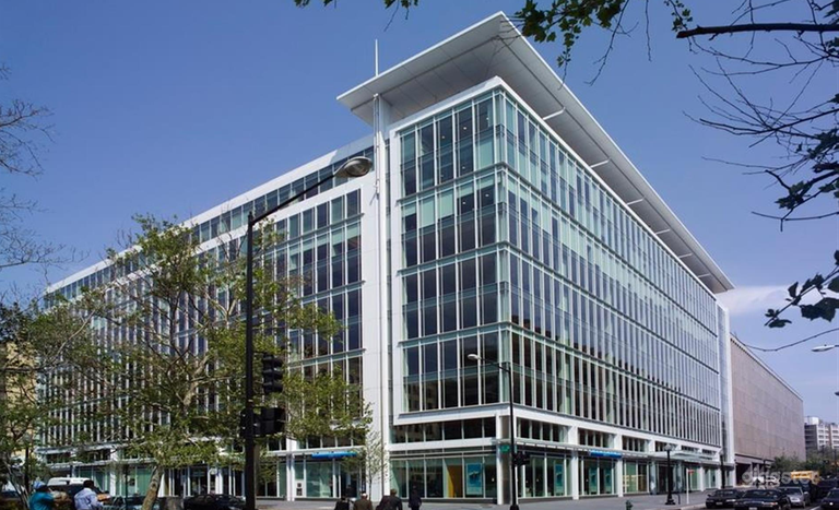  Floor-to-Ceiling Glass-Window Office 
